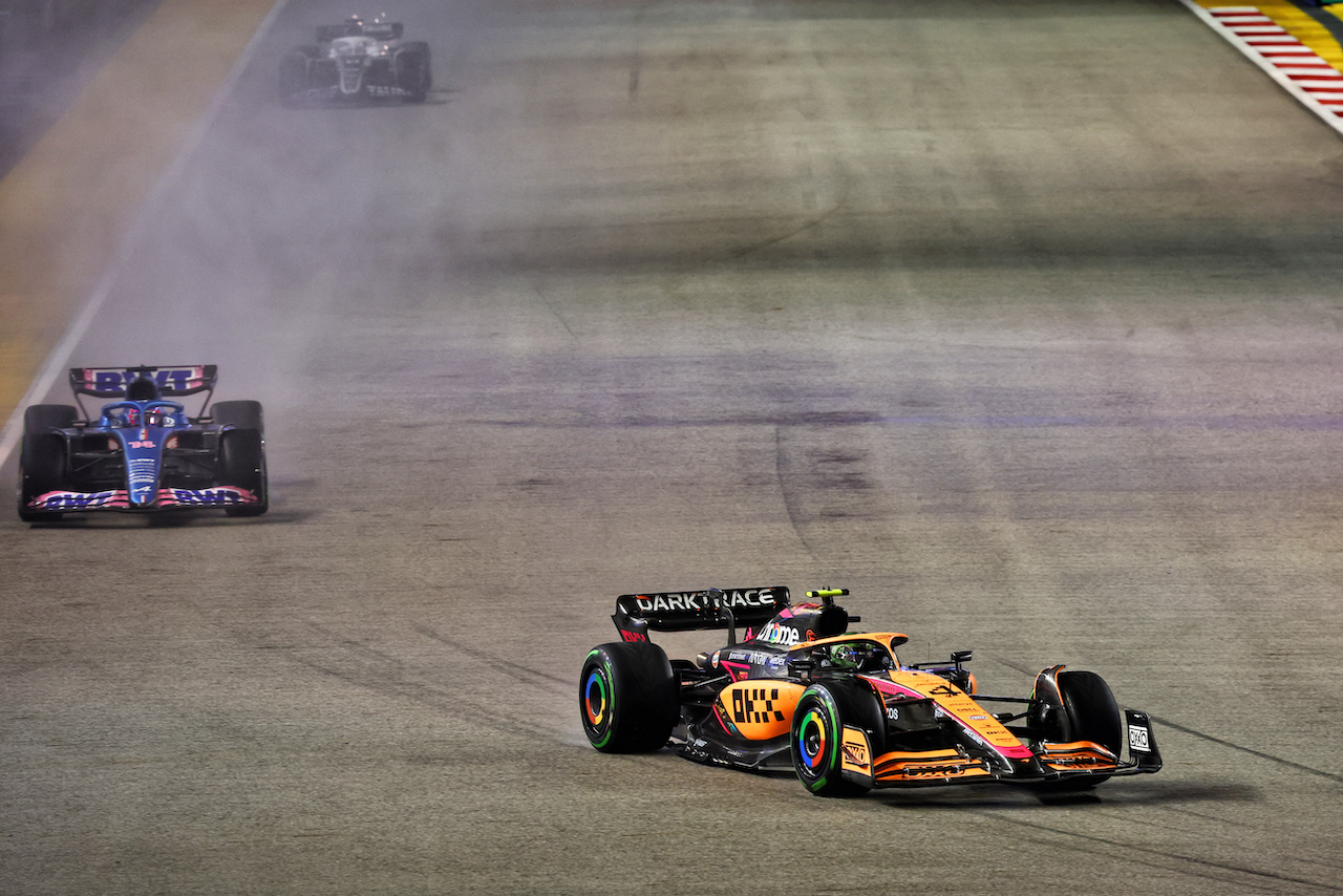GP SINGAPORE, Lando Norris (GBR) McLaren MCL36.
02.10.2022. Formula 1 World Championship, Rd 17, Singapore Grand Prix, Marina Bay Street Circuit, Singapore, Gara Day.
- www.xpbimages.com, EMail: requests@xpbimages.com © Copyright: Batchelor / XPB Images