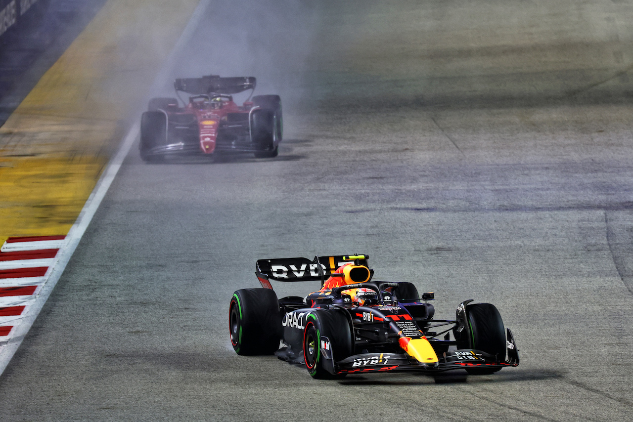 GP SINGAPORE, Sergio Perez (MEX) Red Bull Racing RB18.
02.10.2022. Formula 1 World Championship, Rd 17, Singapore Grand Prix, Marina Bay Street Circuit, Singapore, Gara Day.
- www.xpbimages.com, EMail: requests@xpbimages.com © Copyright: Batchelor / XPB Images