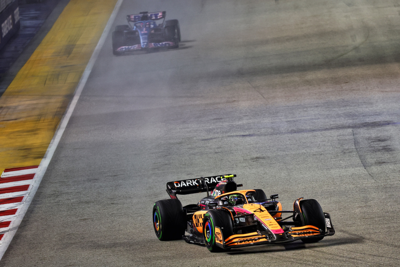 GP SINGAPORE, Lando Norris (GBR) McLaren MCL36.
02.10.2022. Formula 1 World Championship, Rd 17, Singapore Grand Prix, Marina Bay Street Circuit, Singapore, Gara Day.
- www.xpbimages.com, EMail: requests@xpbimages.com © Copyright: Batchelor / XPB Images