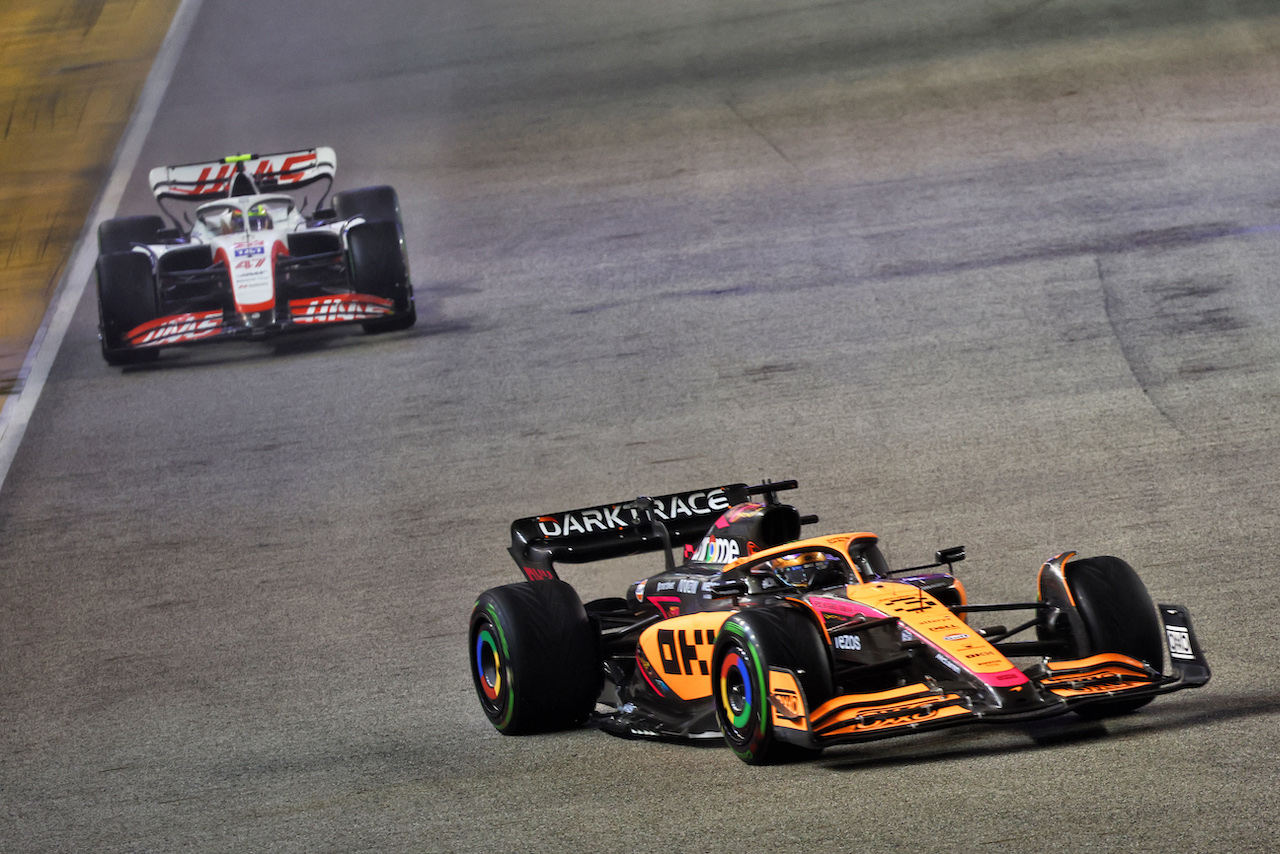 GP SINGAPORE, Daniel Ricciardo (AUS) McLaren MCL36.
02.10.2022. Formula 1 World Championship, Rd 17, Singapore Grand Prix, Marina Bay Street Circuit, Singapore, Gara Day.
- www.xpbimages.com, EMail: requests@xpbimages.com © Copyright: Batchelor / XPB Images