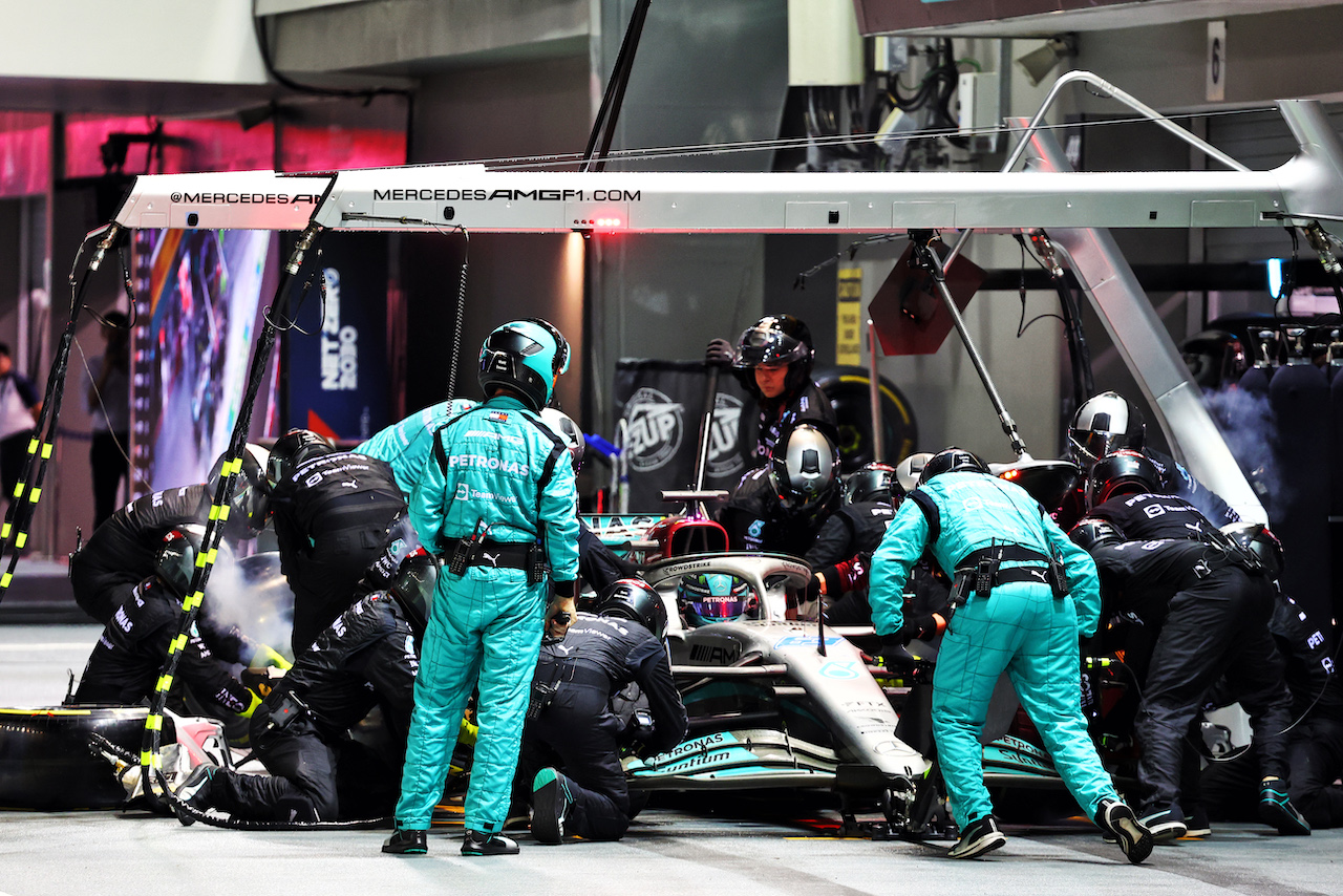 GP SINGAPORE, George Russell (GBR) Mercedes AMG F1 W13 makes a pit stop.
02.10.2022. Formula 1 World Championship, Rd 17, Singapore Grand Prix, Marina Bay Street Circuit, Singapore, Gara Day.
- www.xpbimages.com, EMail: requests@xpbimages.com © Copyright: Batchelor / XPB Images