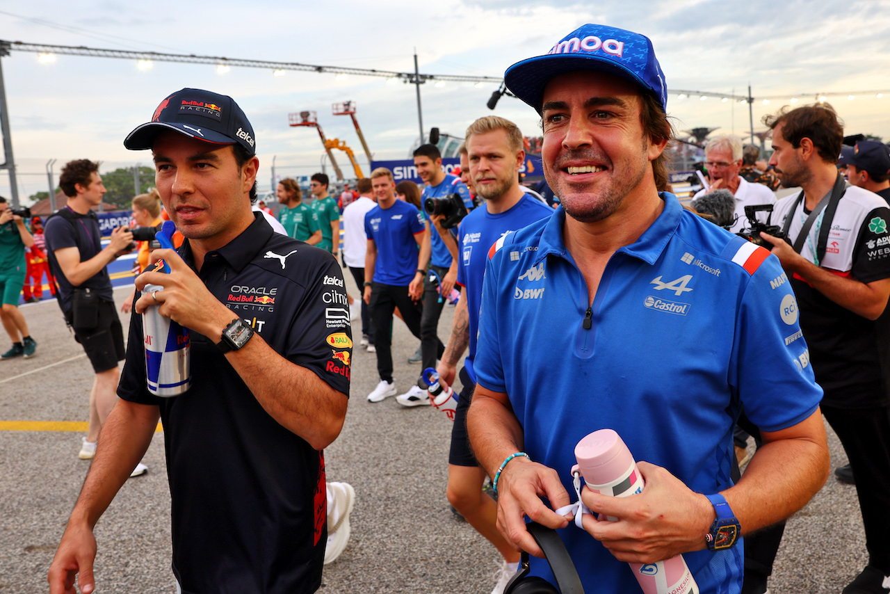 GP SINGAPORE, (L to R): Sergio Perez (MEX) Red Bull Racing e Fernando Alonso (ESP) Alpine F1 Team on the drivers parade.
02.10.2022. Formula 1 World Championship, Rd 17, Singapore Grand Prix, Marina Bay Street Circuit, Singapore, Gara Day.
- www.xpbimages.com, EMail: requests@xpbimages.com © Copyright: Batchelor / XPB Images