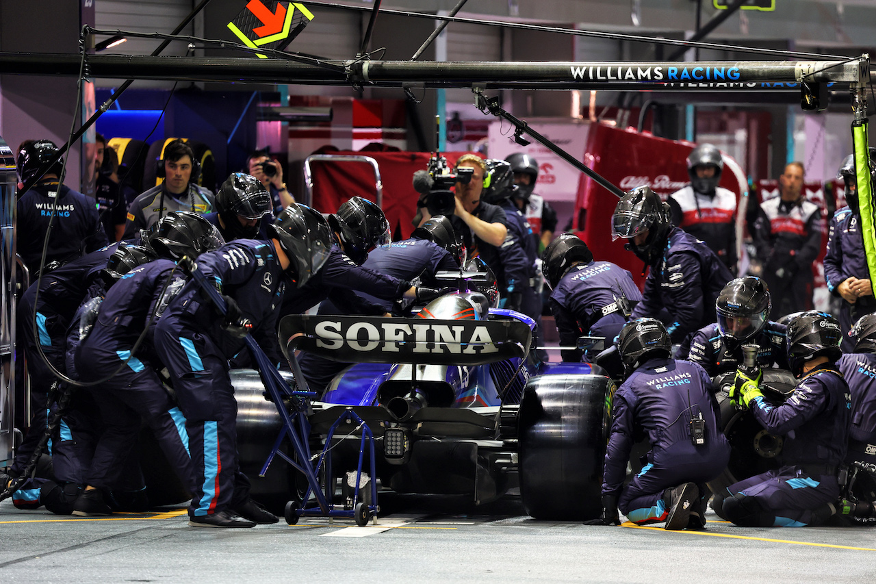 GP SINGAPORE, Alexander Albon (THA) Williams Racing FW44 makes a pit stop.
02.10.2022. Formula 1 World Championship, Rd 17, Singapore Grand Prix, Marina Bay Street Circuit, Singapore, Gara Day.
- www.xpbimages.com, EMail: requests@xpbimages.com © Copyright: Batchelor / XPB Images