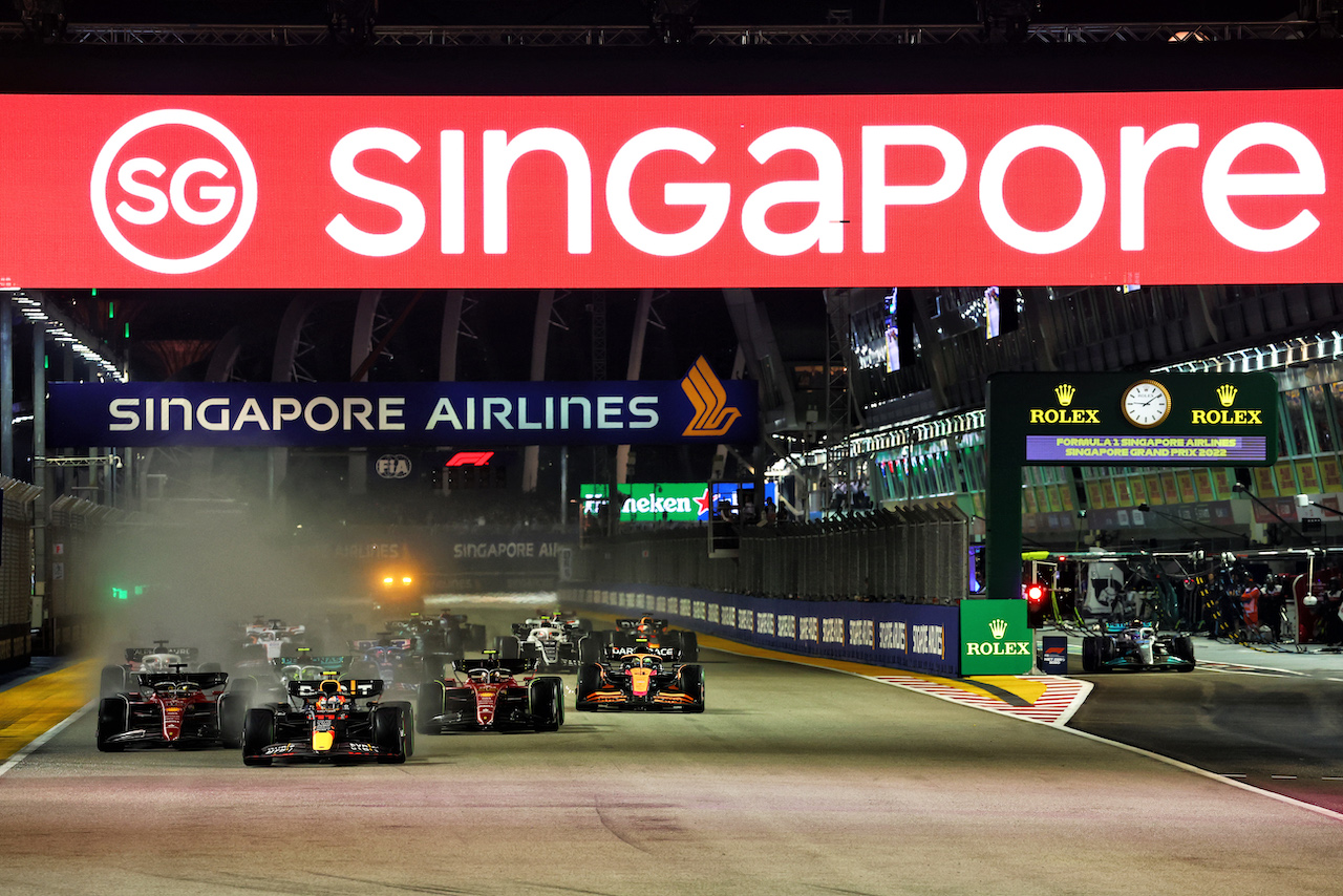 GP SINGAPORE, Sergio Perez (MEX) Red Bull Racing RB18 davanti a at the partenza of the race.
02.10.2022. Formula 1 World Championship, Rd 17, Singapore Grand Prix, Marina Bay Street Circuit, Singapore, Gara Day.
- www.xpbimages.com, EMail: requests@xpbimages.com © Copyright: Batchelor / XPB Images