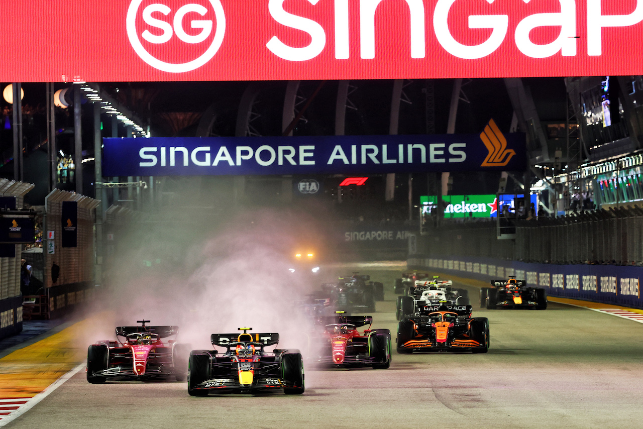 GP SINGAPORE, Sergio Perez (MEX) Red Bull Racing RB18 davanti a at the partenza of the race.
02.10.2022. Formula 1 World Championship, Rd 17, Singapore Grand Prix, Marina Bay Street Circuit, Singapore, Gara Day.
- www.xpbimages.com, EMail: requests@xpbimages.com © Copyright: Batchelor / XPB Images