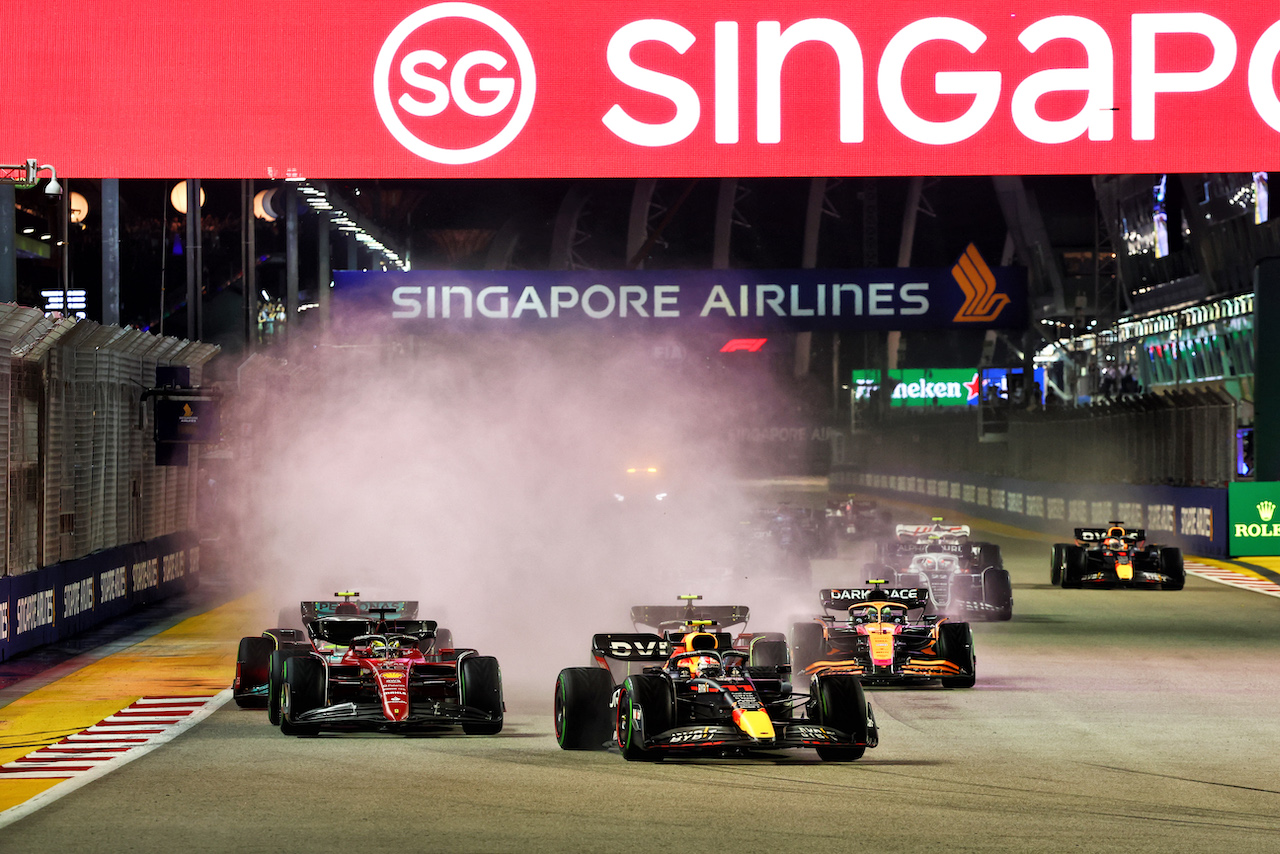 GP SINGAPORE, Sergio Perez (MEX) Red Bull Racing RB18 davanti a at the partenza of the race.
02.10.2022. Formula 1 World Championship, Rd 17, Singapore Grand Prix, Marina Bay Street Circuit, Singapore, Gara Day.
- www.xpbimages.com, EMail: requests@xpbimages.com © Copyright: Batchelor / XPB Images