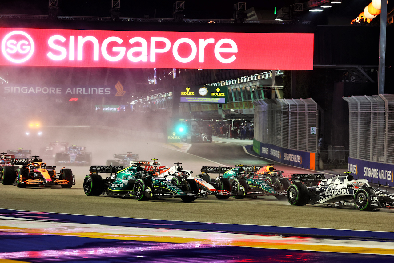 GP SINGAPORE, Lance Stroll (CDN) Aston Martin F1 Team AMR22; Kevin Magnussen (DEN) Haas VF-22; Sebastian Vettel (GER) Aston Martin F1 Team AMR22; e Max Verstappen (NLD) Red Bull Racing RB18 at the partenza of the race.
02.10.2022. Formula 1 World Championship, Rd 17, Singapore Grand Prix, Marina Bay Street Circuit, Singapore, Gara Day.
- www.xpbimages.com, EMail: requests@xpbimages.com © Copyright: Batchelor / XPB Images
