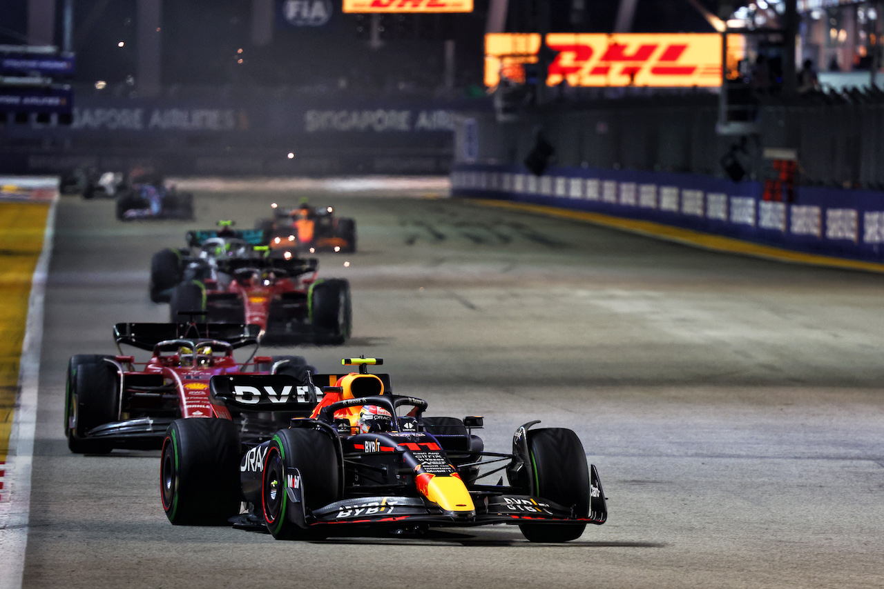 GP SINGAPORE, Sergio Perez (MEX) Red Bull Racing RB18.
02.10.2022. Formula 1 World Championship, Rd 17, Singapore Grand Prix, Marina Bay Street Circuit, Singapore, Gara Day.
- www.xpbimages.com, EMail: requests@xpbimages.com © Copyright: Batchelor / XPB Images