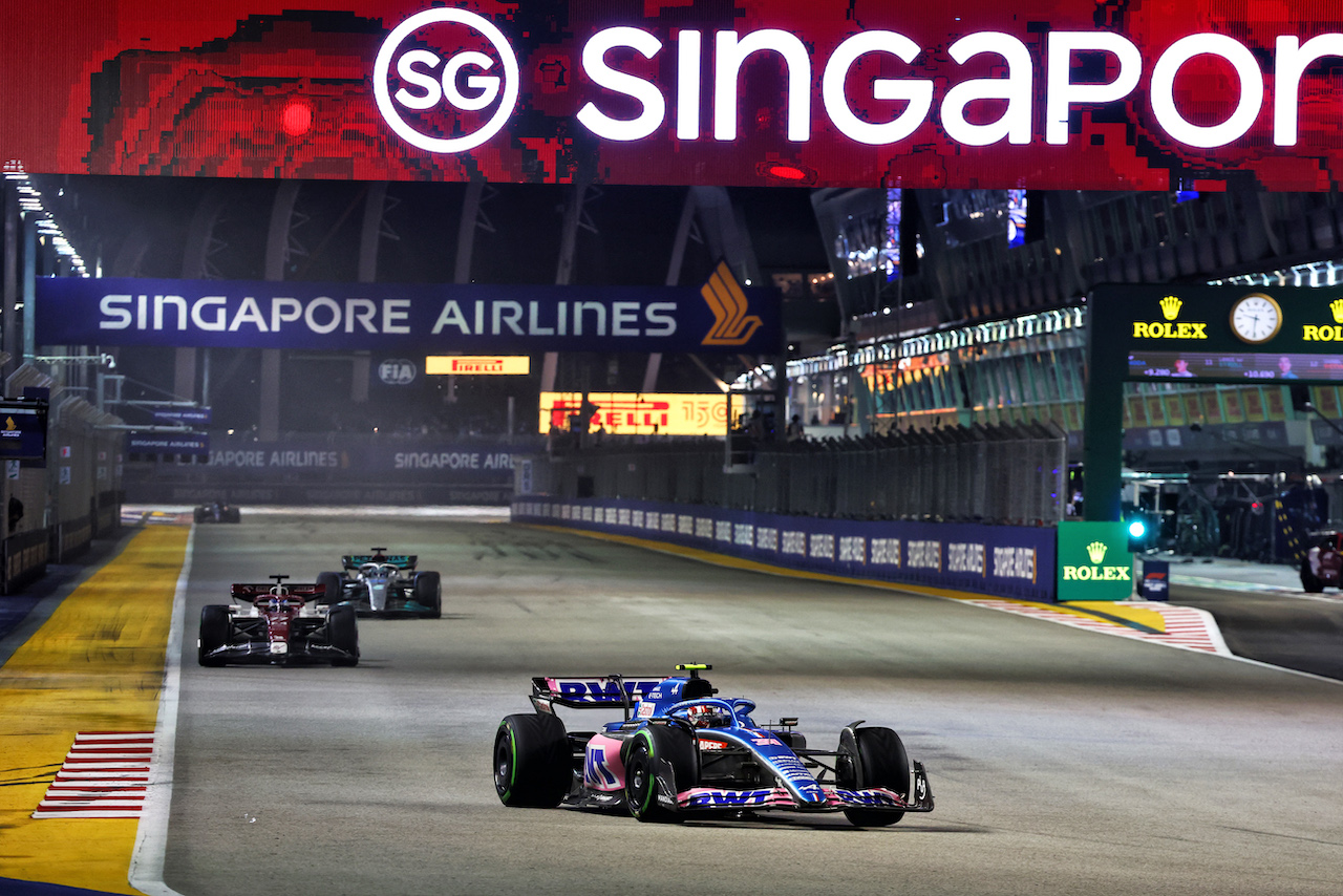 GP SINGAPORE, Esteban Ocon (FRA) Alpine F1 Team A522.
02.10.2022. Formula 1 World Championship, Rd 17, Singapore Grand Prix, Marina Bay Street Circuit, Singapore, Gara Day.
- www.xpbimages.com, EMail: requests@xpbimages.com © Copyright: Batchelor / XPB Images
