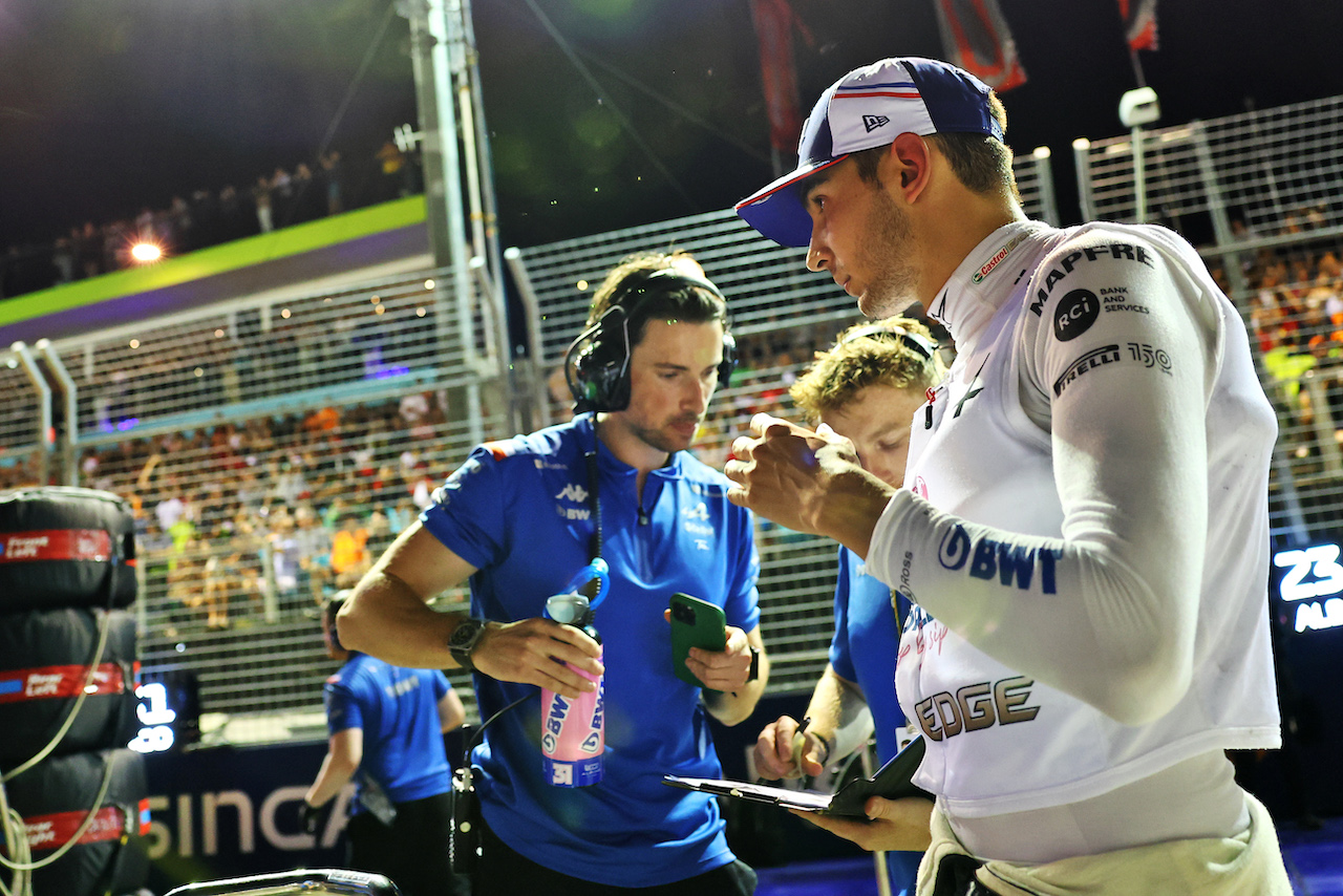 GP SINGAPORE, Esteban Ocon (FRA) Alpine F1 Team on the grid.
02.10.2022. Formula 1 World Championship, Rd 17, Singapore Grand Prix, Marina Bay Street Circuit, Singapore, Gara Day.
- www.xpbimages.com, EMail: requests@xpbimages.com © Copyright: Batchelor / XPB Images
