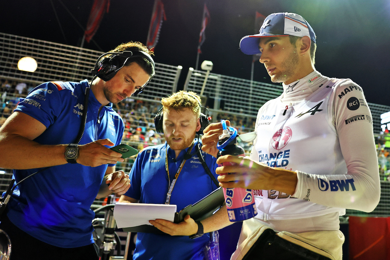 GP SINGAPORE, Esteban Ocon (FRA) Alpine F1 Team on the grid.
02.10.2022. Formula 1 World Championship, Rd 17, Singapore Grand Prix, Marina Bay Street Circuit, Singapore, Gara Day.
- www.xpbimages.com, EMail: requests@xpbimages.com © Copyright: Batchelor / XPB Images