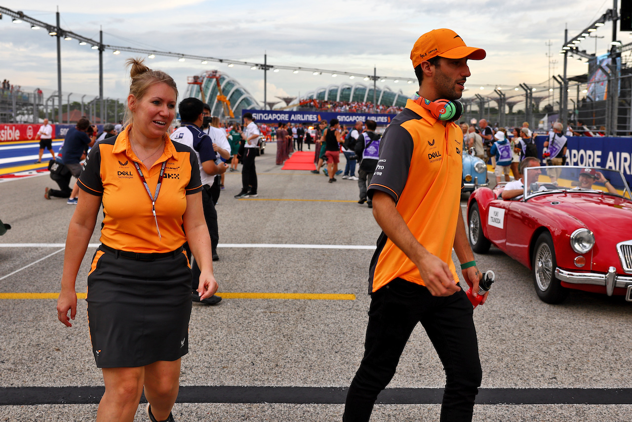 GP SINGAPORE, Daniel Ricciardo (AUS) McLaren e Sophie Ogg (GBR) McLaren Communications Director on the drivers parade.
02.10.2022. Formula 1 World Championship, Rd 17, Singapore Grand Prix, Marina Bay Street Circuit, Singapore, Gara Day.
- www.xpbimages.com, EMail: requests@xpbimages.com © Copyright: Batchelor / XPB Images
