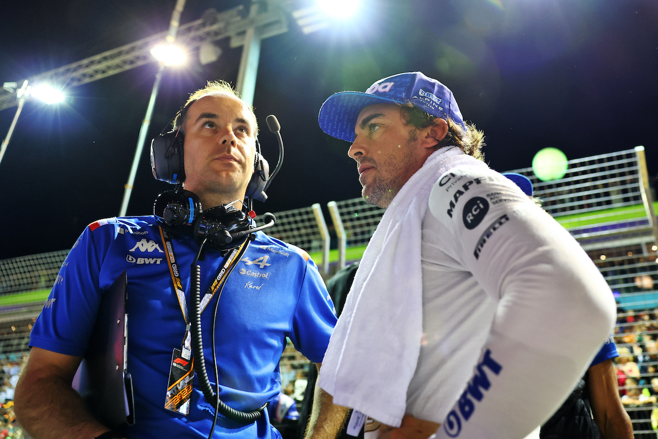 GP SINGAPORE, Fernando Alonso (ESP) Alpine F1 Team with Karel Loos (BEL) Alpine F1 Team Gara Engineer on the grid.
02.10.2022. Formula 1 World Championship, Rd 17, Singapore Grand Prix, Marina Bay Street Circuit, Singapore, Gara Day.
- www.xpbimages.com, EMail: requests@xpbimages.com © Copyright: Batchelor / XPB Images