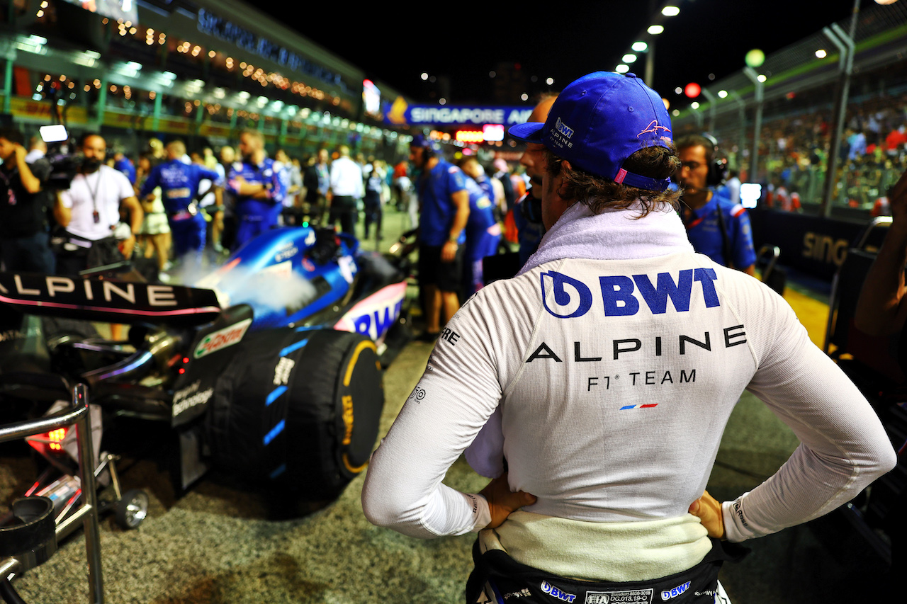 GP SINGAPORE, Fernando Alonso (ESP) Alpine F1 Team A522 on the grid.
02.10.2022. Formula 1 World Championship, Rd 17, Singapore Grand Prix, Marina Bay Street Circuit, Singapore, Gara Day.
- www.xpbimages.com, EMail: requests@xpbimages.com © Copyright: Batchelor / XPB Images