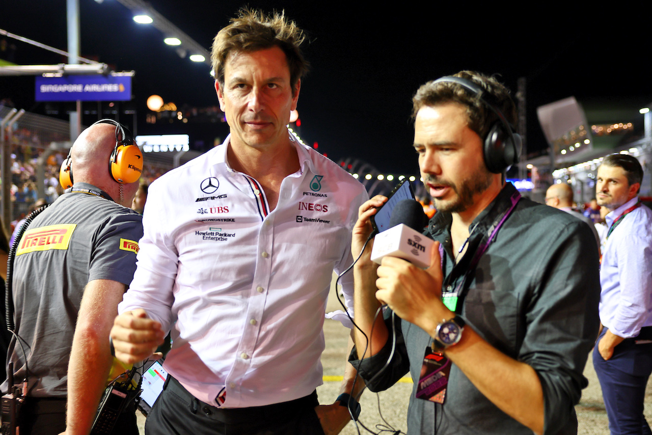 GP SINGAPORE, (L to R): Toto Wolff (GER) Mercedes AMG F1 Shareholder e Executive Director with Chris Medland (GBR) Journalist on the grid.
02.10.2022. Formula 1 World Championship, Rd 17, Singapore Grand Prix, Marina Bay Street Circuit, Singapore, Gara Day.
- www.xpbimages.com, EMail: requests@xpbimages.com © Copyright: Batchelor / XPB Images