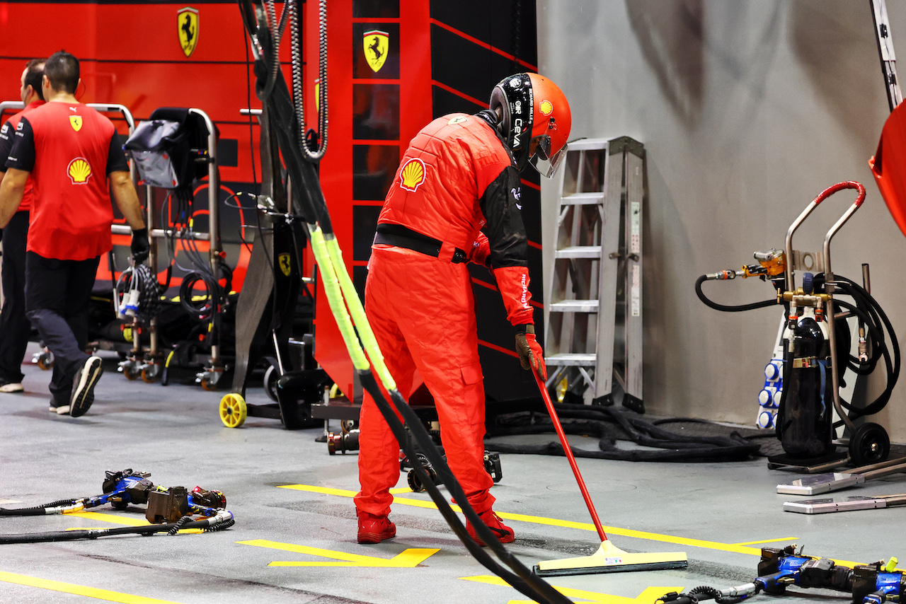 GP SINGAPORE, Ferrari mechanic in the pits.
02.10.2022. Formula 1 World Championship, Rd 17, Singapore Grand Prix, Marina Bay Street Circuit, Singapore, Gara Day.
- www.xpbimages.com, EMail: requests@xpbimages.com © Copyright: Batchelor / XPB Images