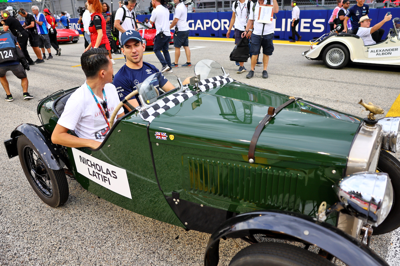GP SINGAPORE, Nicholas Latifi (CDN) Williams Racing on the drivers parade.
02.10.2022. Formula 1 World Championship, Rd 17, Singapore Grand Prix, Marina Bay Street Circuit, Singapore, Gara Day.
- www.xpbimages.com, EMail: requests@xpbimages.com © Copyright: Batchelor / XPB Images