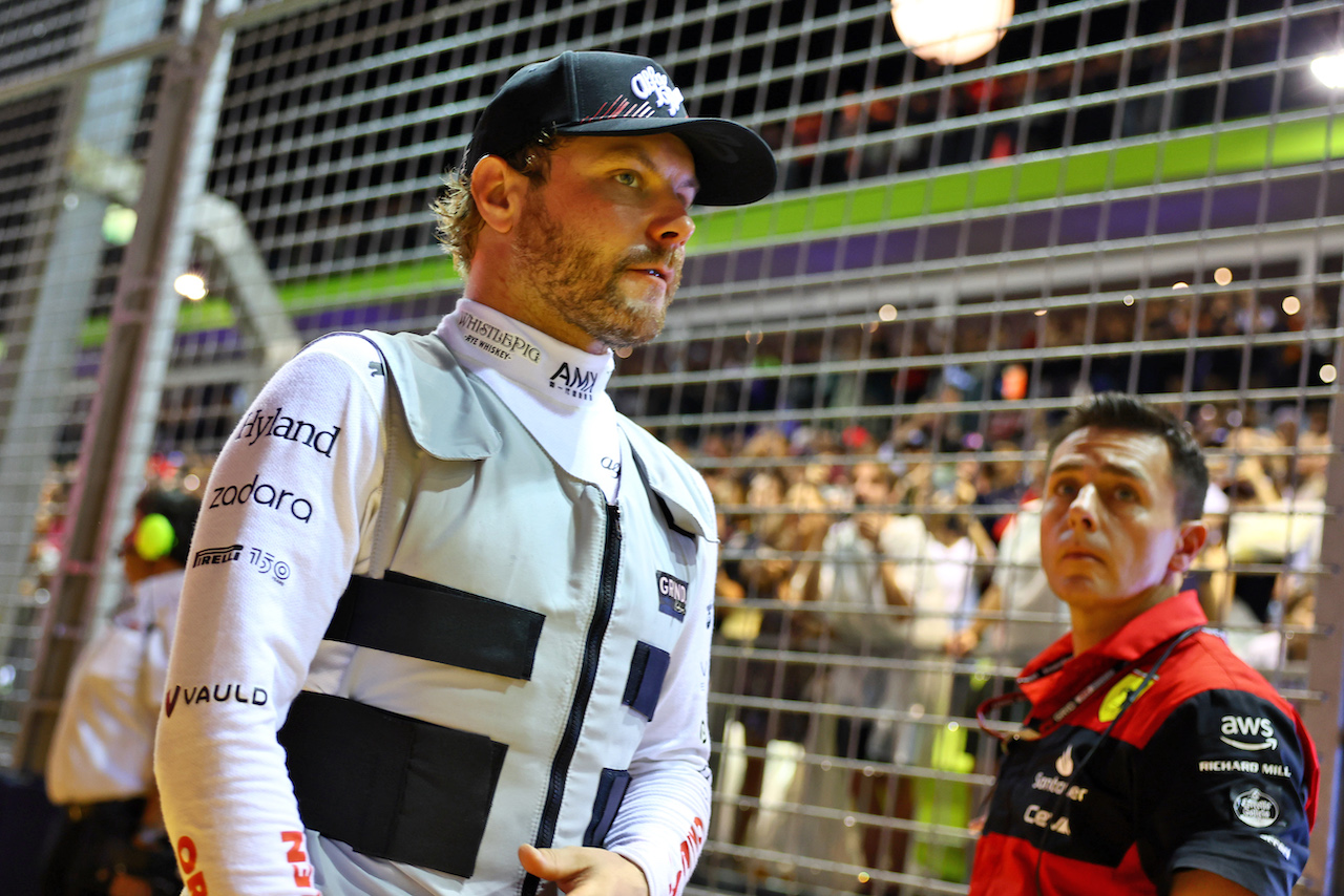 GP SINGAPORE, Valtteri Bottas (FIN) Alfa Romeo F1 Team on the grid.
02.10.2022. Formula 1 World Championship, Rd 17, Singapore Grand Prix, Marina Bay Street Circuit, Singapore, Gara Day.
- www.xpbimages.com, EMail: requests@xpbimages.com © Copyright: Batchelor / XPB Images