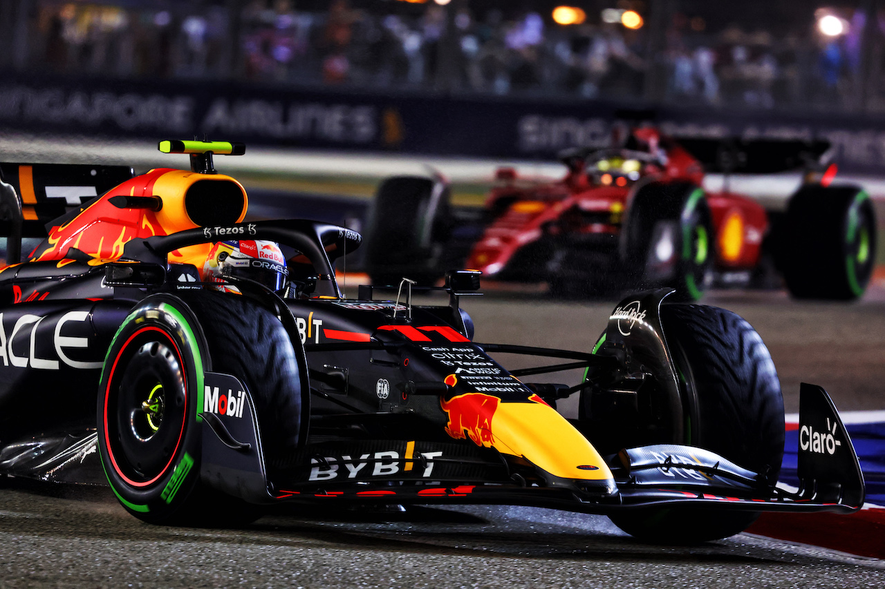 GP SINGAPORE, Sergio Perez (MEX) Red Bull Racing RB18.

02.10.2022. Formula 1 World Championship, Rd 17, Singapore Grand Prix, Marina Bay Street Circuit, Singapore, Gara Day.
- www.xpbimages.com, EMail: requests@xpbimages.com © Copyright: Charniaux / XPB Images