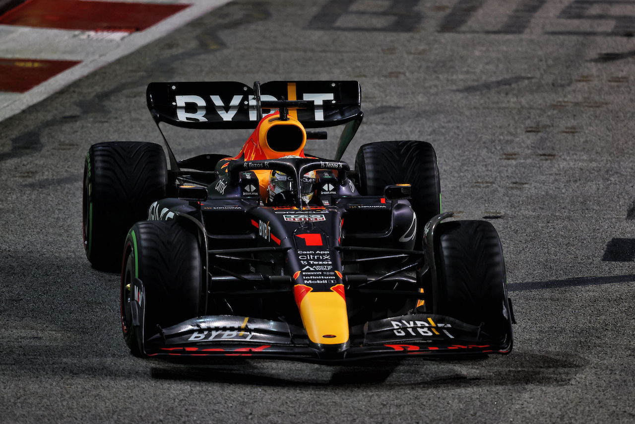 GP SINGAPORE, Max Verstappen (NLD) Red Bull Racing RB18.
02.10.2022. Formula 1 World Championship, Rd 17, Singapore Grand Prix, Marina Bay Street Circuit, Singapore, Gara Day.
- www.xpbimages.com, EMail: requests@xpbimages.com © Copyright: Moy / XPB Images