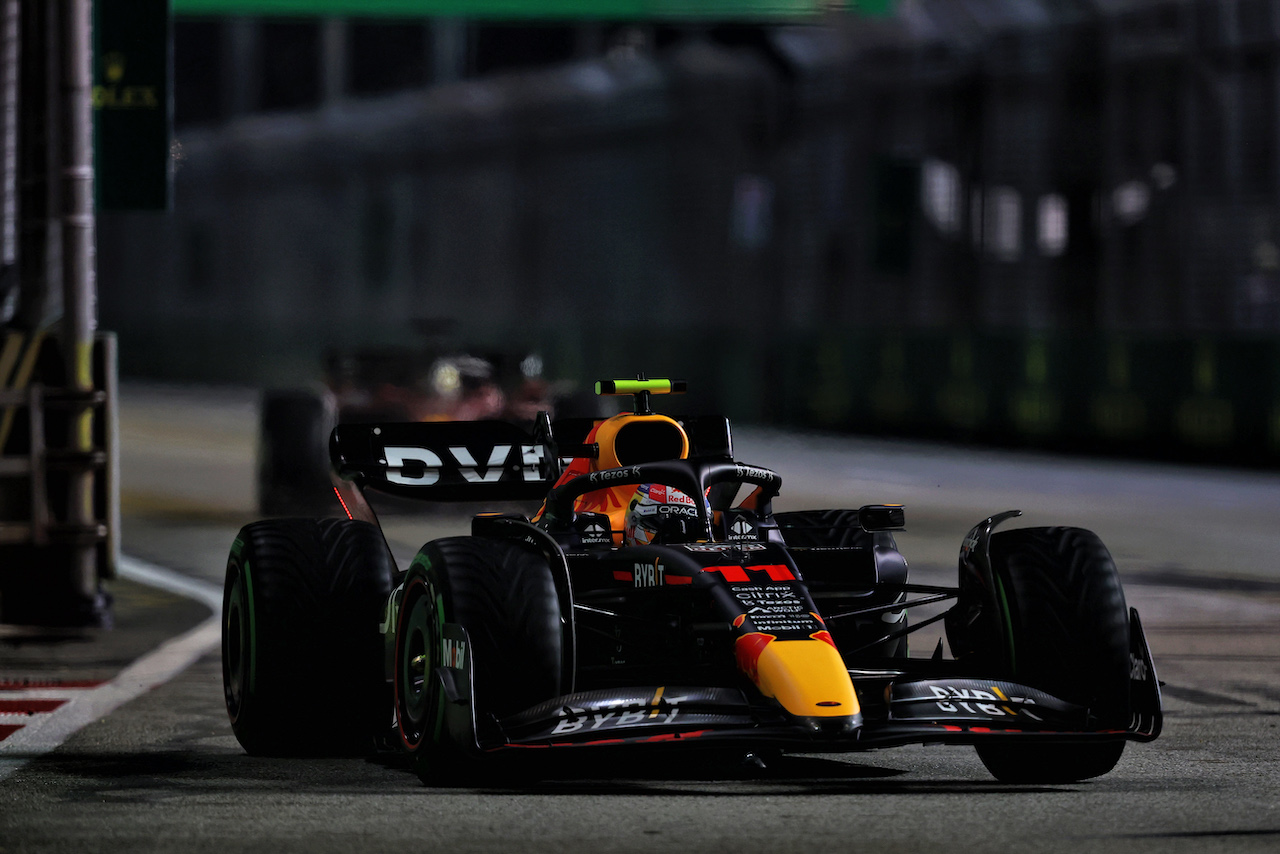 GP SINGAPORE, Sergio Perez (MEX) Red Bull Racing RB18.
02.10.2022. Formula 1 World Championship, Rd 17, Singapore Grand Prix, Marina Bay Street Circuit, Singapore, Gara Day.
- www.xpbimages.com, EMail: requests@xpbimages.com © Copyright: Moy / XPB Images