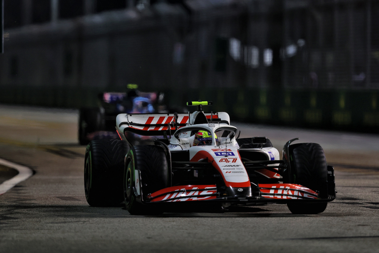 GP SINGAPORE, Mick Schumacher (GER) Haas VF-22.
02.10.2022. Formula 1 World Championship, Rd 17, Singapore Grand Prix, Marina Bay Street Circuit, Singapore, Gara Day.
- www.xpbimages.com, EMail: requests@xpbimages.com © Copyright: Moy / XPB Images