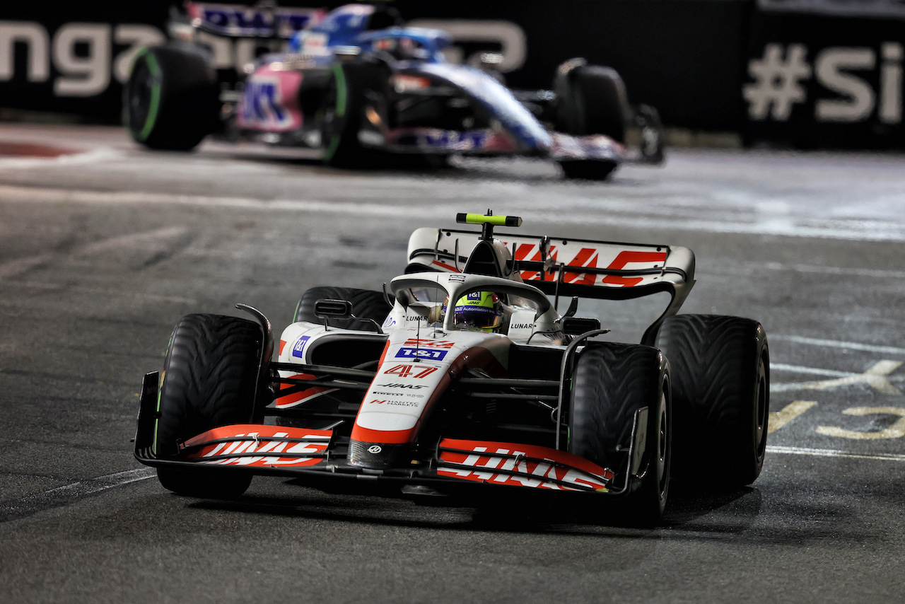 GP SINGAPORE, Mick Schumacher (GER) Haas VF-22.
02.10.2022. Formula 1 World Championship, Rd 17, Singapore Grand Prix, Marina Bay Street Circuit, Singapore, Gara Day.
- www.xpbimages.com, EMail: requests@xpbimages.com © Copyright: Moy / XPB Images