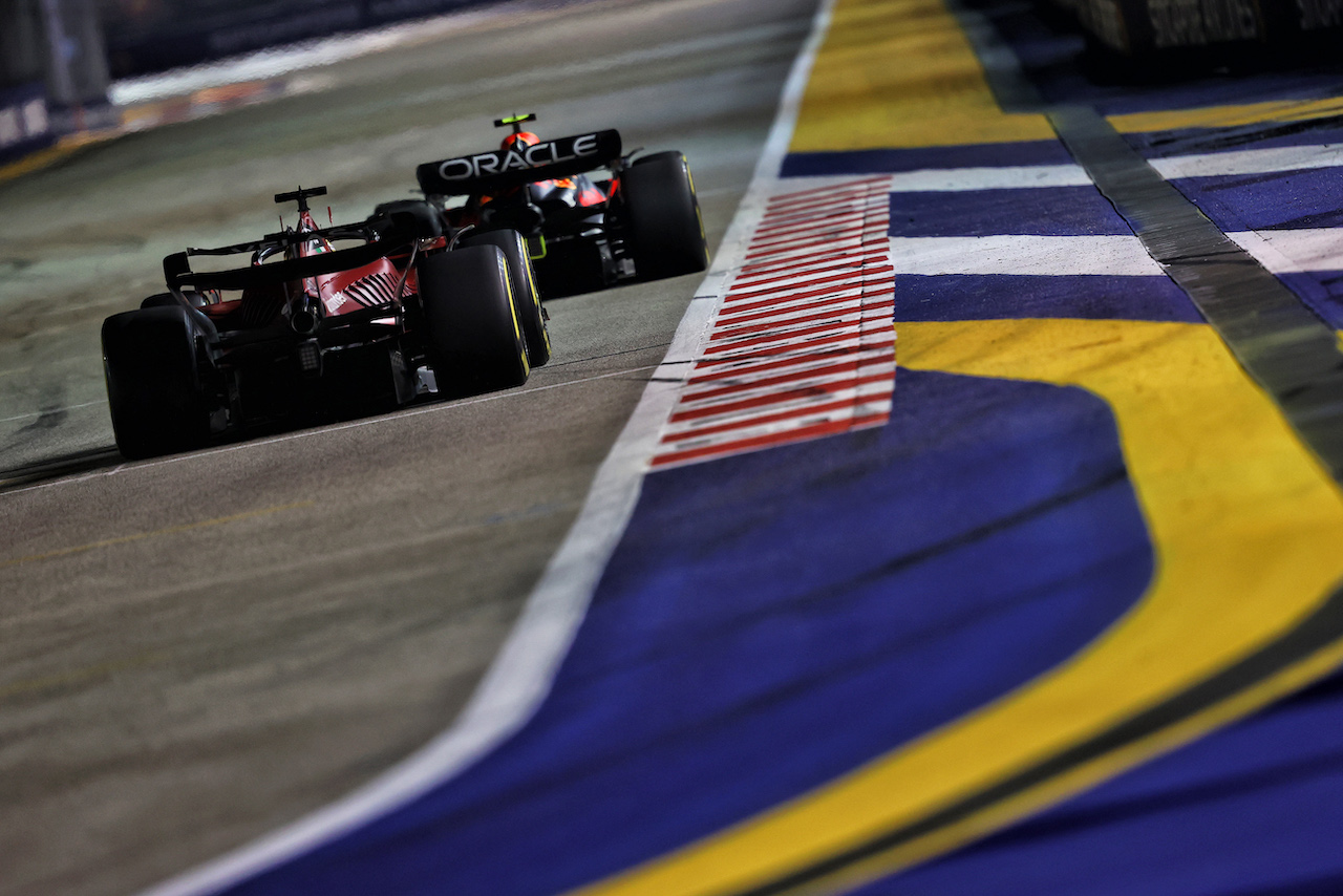 GP SINGAPORE, Sergio Perez (MEX) Red Bull Racing RB18 davanti a Charles Leclerc (MON) Ferrari F1-75.
02.10.2022. Formula 1 World Championship, Rd 17, Singapore Grand Prix, Marina Bay Street Circuit, Singapore, Gara Day.
- www.xpbimages.com, EMail: requests@xpbimages.com © Copyright: Moy / XPB Images