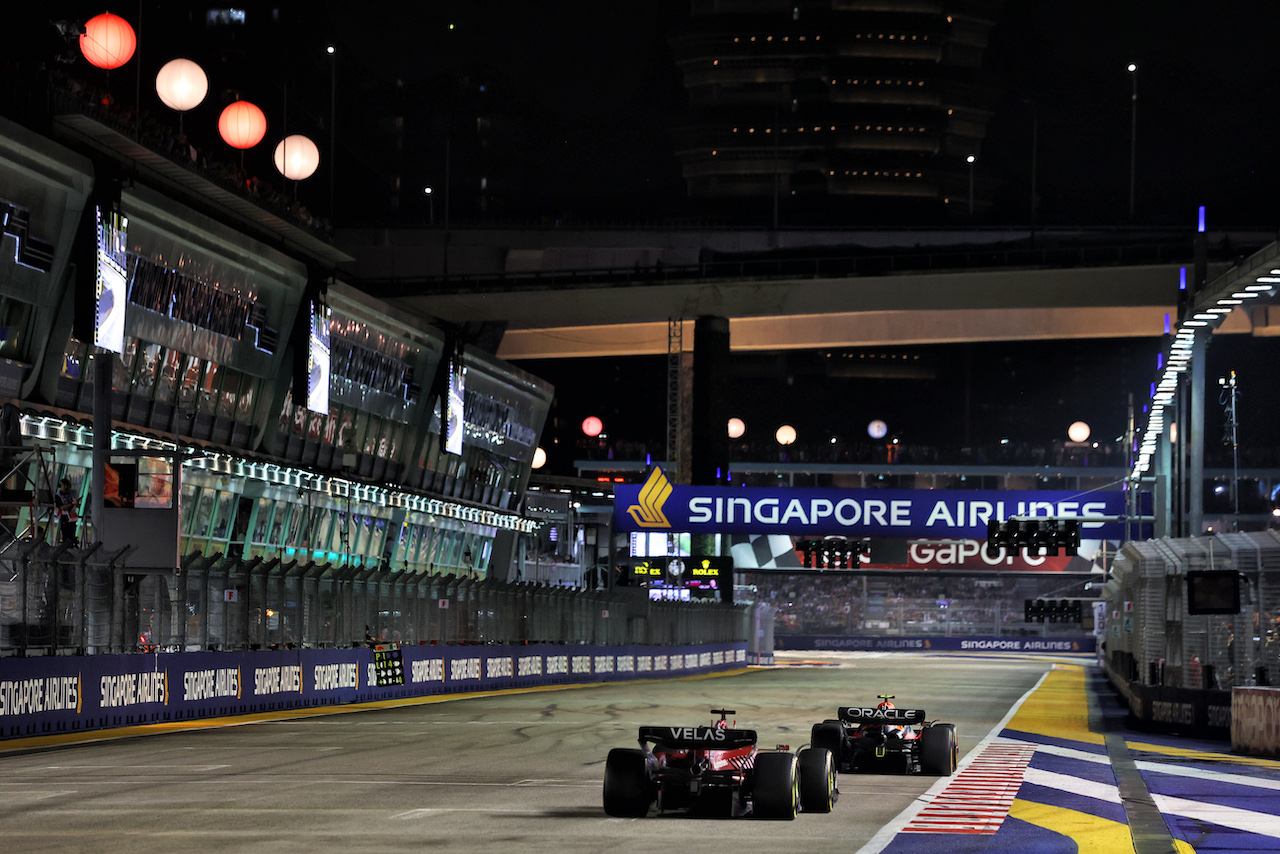 GP SINGAPORE, Sergio Perez (MEX) Red Bull Racing RB18 davanti a Charles Leclerc (MON) Ferrari F1-75.
02.10.2022. Formula 1 World Championship, Rd 17, Singapore Grand Prix, Marina Bay Street Circuit, Singapore, Gara Day.
- www.xpbimages.com, EMail: requests@xpbimages.com © Copyright: Moy / XPB Images