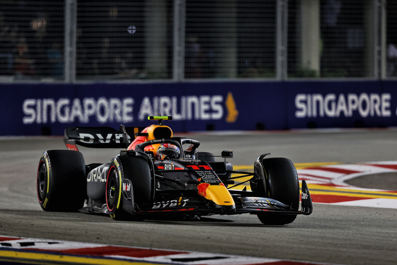 GP SINGAPORE, Sergio Perez (MEX) Red Bull Racing RB18.
02.10.2022. Formula 1 World Championship, Rd 17, Singapore Grand Prix, Marina Bay Street Circuit, Singapore, Gara Day.
- www.xpbimages.com, EMail: requests@xpbimages.com © Copyright: Moy / XPB Images