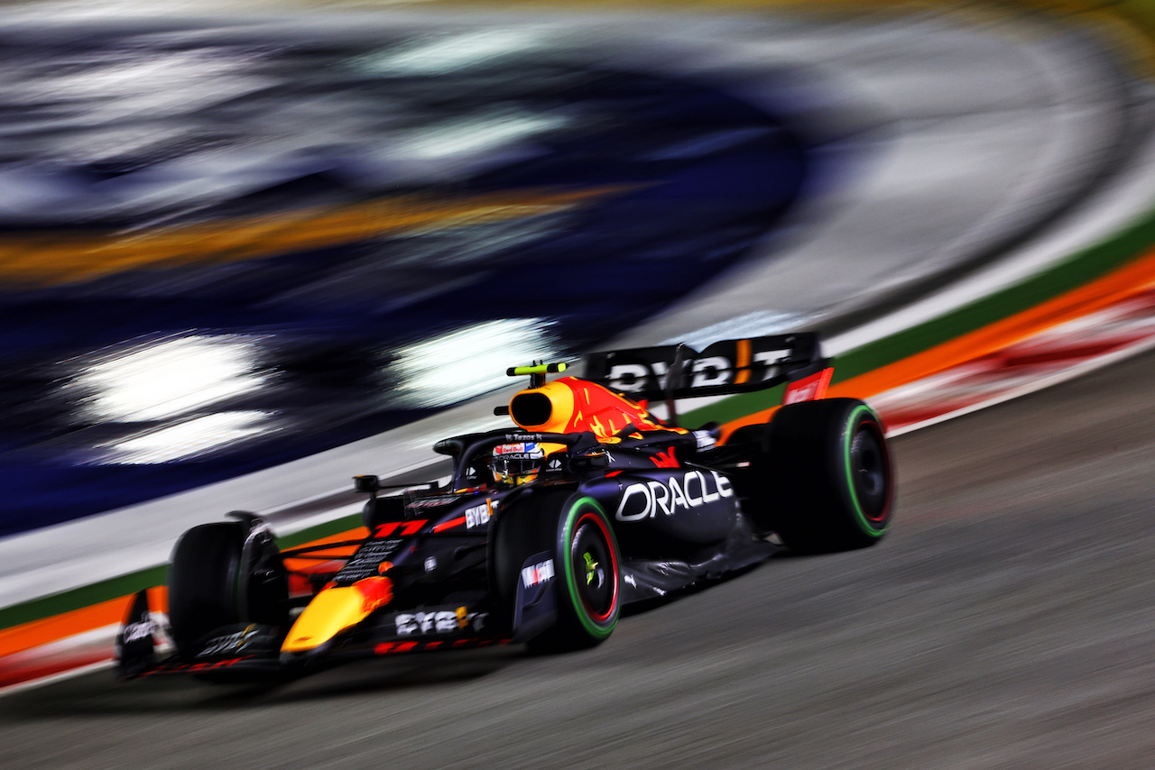 GP SINGAPORE, Sergio Perez (MEX) Red Bull Racing RB18.
02.10.2022. Formula 1 World Championship, Rd 17, Singapore Grand Prix, Marina Bay Street Circuit, Singapore, Gara Day.
- www.xpbimages.com, EMail: requests@xpbimages.com © Copyright: Charniaux / XPB Images