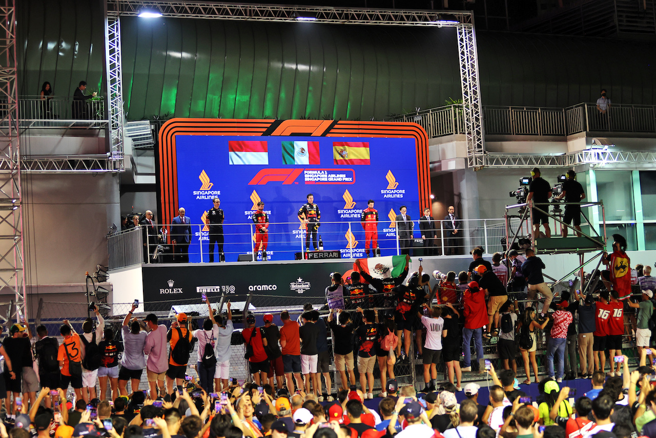 GP SINGAPORE, The podium (L to R): Hugh Bird (GBR) Red Bull Racing Engineer; Charles Leclerc (MON) Ferrari, second; Sergio Perez (MEX) Red Bull Racing, vincitore; Carlos Sainz Jr (ESP) Ferrari, third.
02.10.2022. Formula 1 World Championship, Rd 17, Singapore Grand Prix, Marina Bay Street Circuit, Singapore, Gara Day.
- www.xpbimages.com, EMail: requests@xpbimages.com © Copyright: Moy / XPB Images