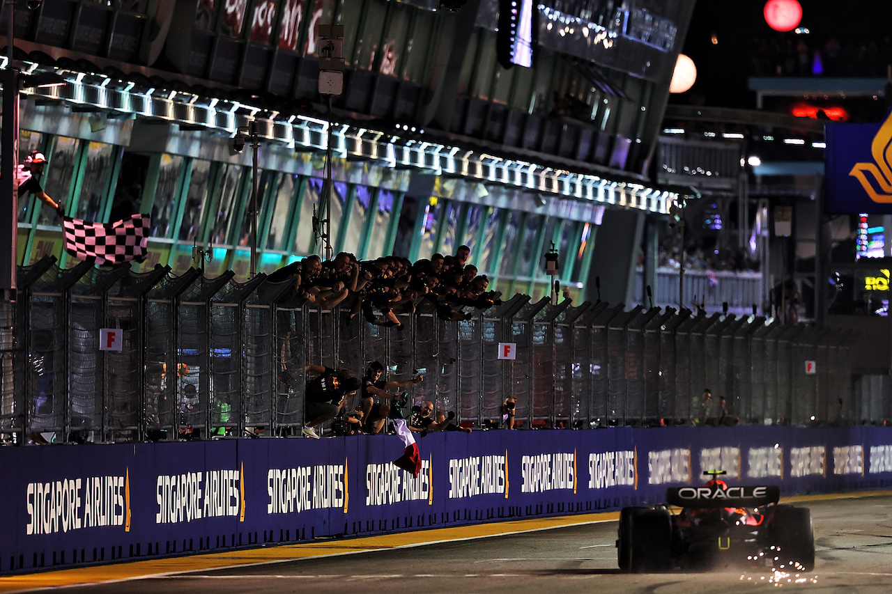 GP SINGAPORE, Gara winner Sergio Perez (MEX) Red Bull Racing RB18 takes the chequered flag at the end of the race.
02.10.2022. Formula 1 World Championship, Rd 17, Singapore Grand Prix, Marina Bay Street Circuit, Singapore, Gara Day.
- www.xpbimages.com, EMail: requests@xpbimages.com © Copyright: Moy / XPB Images