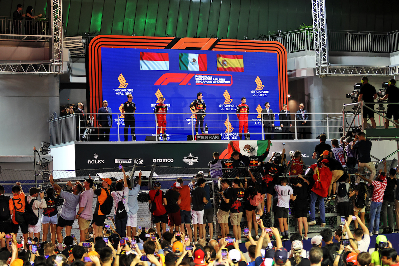 GP SINGAPORE, The podium (L to R): Hugh Bird (GBR) Red Bull Racing Engineer; Charles Leclerc (MON) Ferrari, second; Sergio Perez (MEX) Red Bull Racing, vincitore; Carlos Sainz Jr (ESP) Ferrari, third.
02.10.2022. Formula 1 World Championship, Rd 17, Singapore Grand Prix, Marina Bay Street Circuit, Singapore, Gara Day.
- www.xpbimages.com, EMail: requests@xpbimages.com © Copyright: Moy / XPB Images
