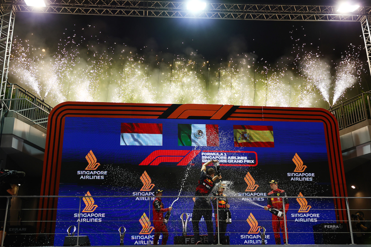 GP SINGAPORE, 1st place Sergio Perez (MEX) Red Bull Racing RB18, 2nd place Charles Leclerc (MON) Ferrari F1-75 e 3rd place Carlos Sainz Jr (ESP) Ferrari F1-75.
02.10.2022. Formula 1 World Championship, Rd 17, Singapore Grand Prix, Marina Bay Street Circuit, Singapore, Gara Day.
- www.xpbimages.com, EMail: requests@xpbimages.com ¬© Copyright: Batchelor / XPB Images