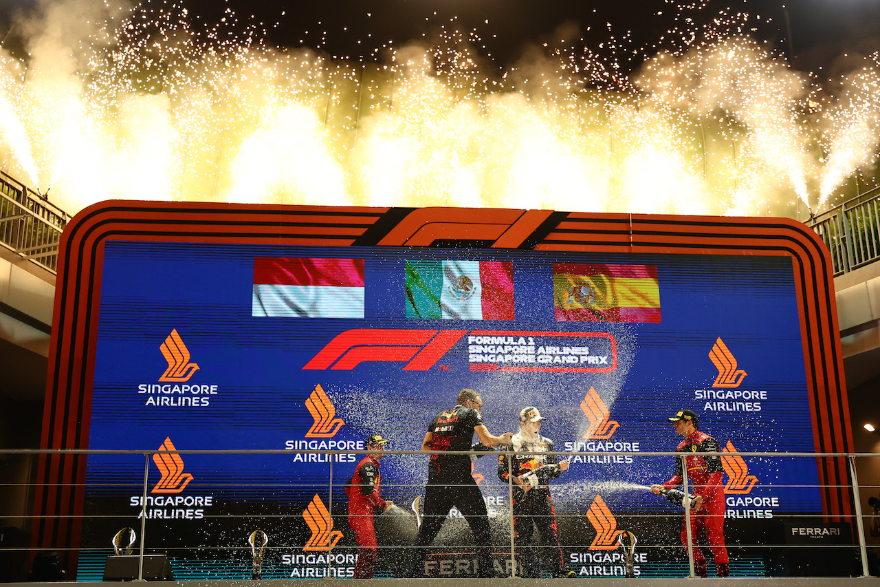 GP SINGAPORE, 1st place Sergio Perez (MEX) Red Bull Racing RB18, 2nd place Charles Leclerc (MON) Ferrari F1-75 e 3rd place Carlos Sainz Jr (ESP) Ferrari F1-75.
02.10.2022. Formula 1 World Championship, Rd 17, Singapore Grand Prix, Marina Bay Street Circuit, Singapore, Gara Day.
- www.xpbimages.com, EMail: requests@xpbimages.com ¬© Copyright: Batchelor / XPB Images