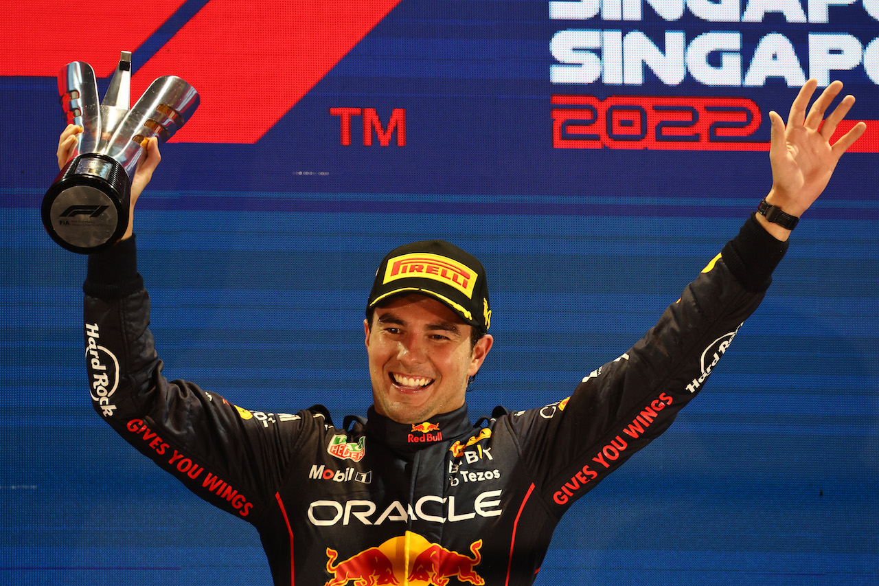 GP SINGAPORE, 1st place Sergio Perez (MEX) Red Bull Racing RB18.
02.10.2022. Formula 1 World Championship, Rd 17, Singapore Grand Prix, Marina Bay Street Circuit, Singapore, Gara Day.
- www.xpbimages.com, EMail: requests@xpbimages.com ¬© Copyright: Batchelor / XPB Images
