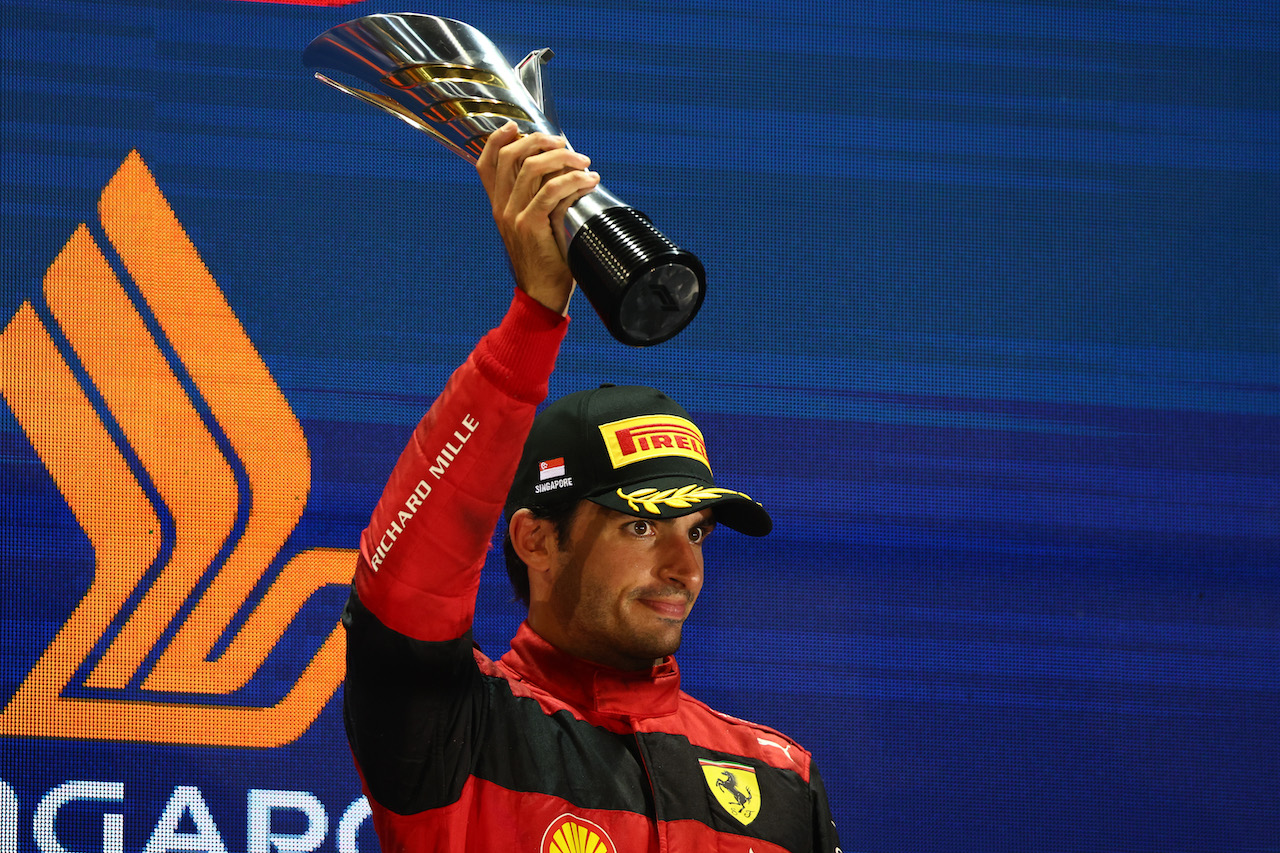 GP SINGAPORE, 3rd place Carlos Sainz Jr (ESP) Ferrari F1-75.
02.10.2022. Formula 1 World Championship, Rd 17, Singapore Grand Prix, Marina Bay Street Circuit, Singapore, Gara Day.
- www.xpbimages.com, EMail: requests@xpbimages.com ¬© Copyright: Batchelor / XPB Images