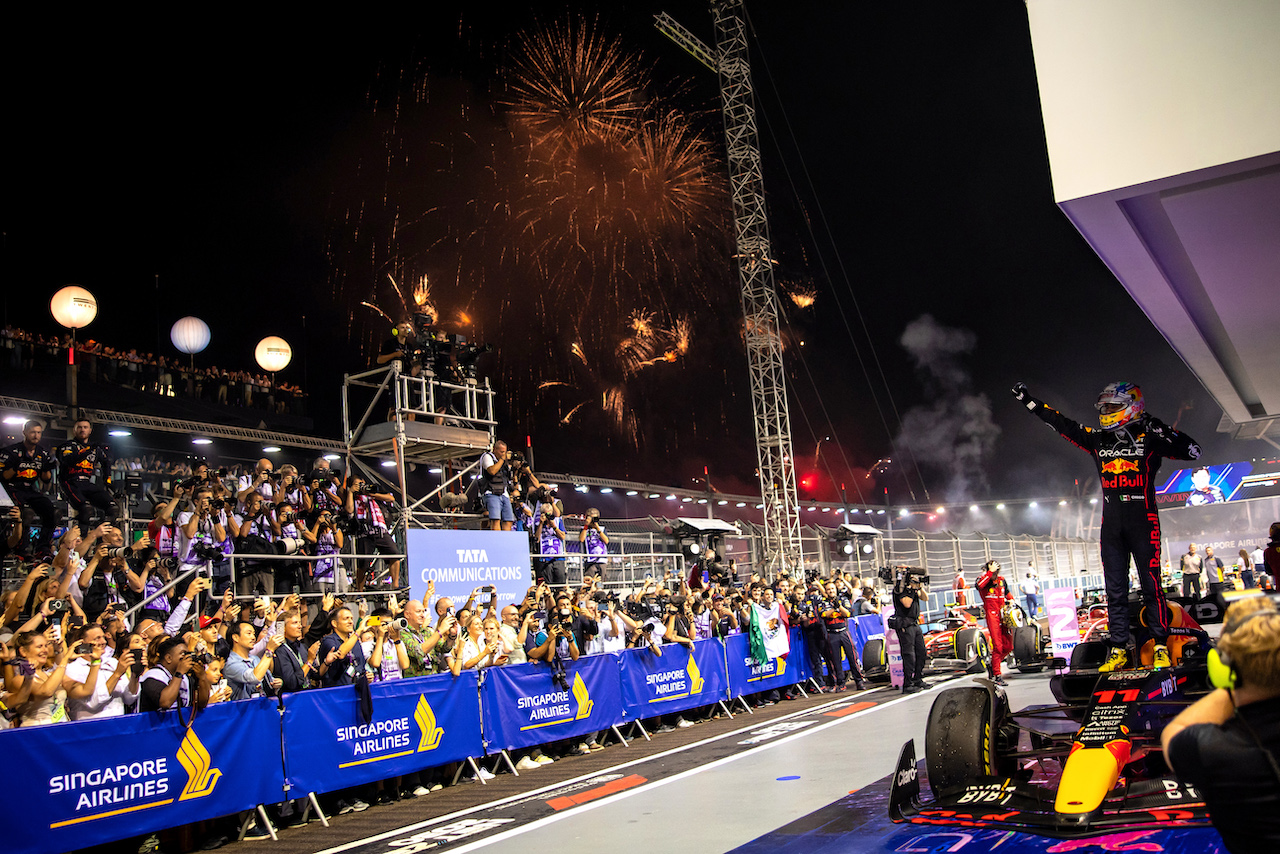 GP SINGAPORE, Gara winner Sergio Perez (MEX) Red Bull Racing RB18 celebrates in parc ferme.
02.10.2022. Formula 1 World Championship, Rd 17, Singapore Grand Prix, Marina Bay Street Circuit, Singapore, Gara Day.
- www.xpbimages.com, EMail: requests@xpbimages.com © Copyright: Bearne / XPB Images