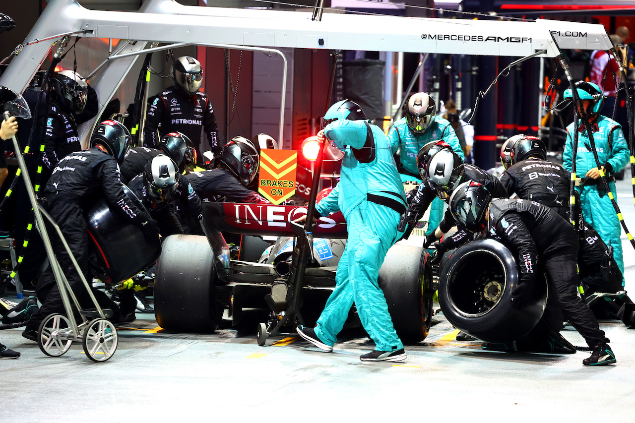 GP SINGAPORE, George Russell (GBR) Mercedes AMG F1 W13 pit stop.
02.10.2022. Formula 1 World Championship, Rd 17, Singapore Grand Prix, Marina Bay Street Circuit, Singapore, Gara Day.
- www.xpbimages.com, EMail: requests@xpbimages.com ¬© Copyright: Batchelor / XPB Images