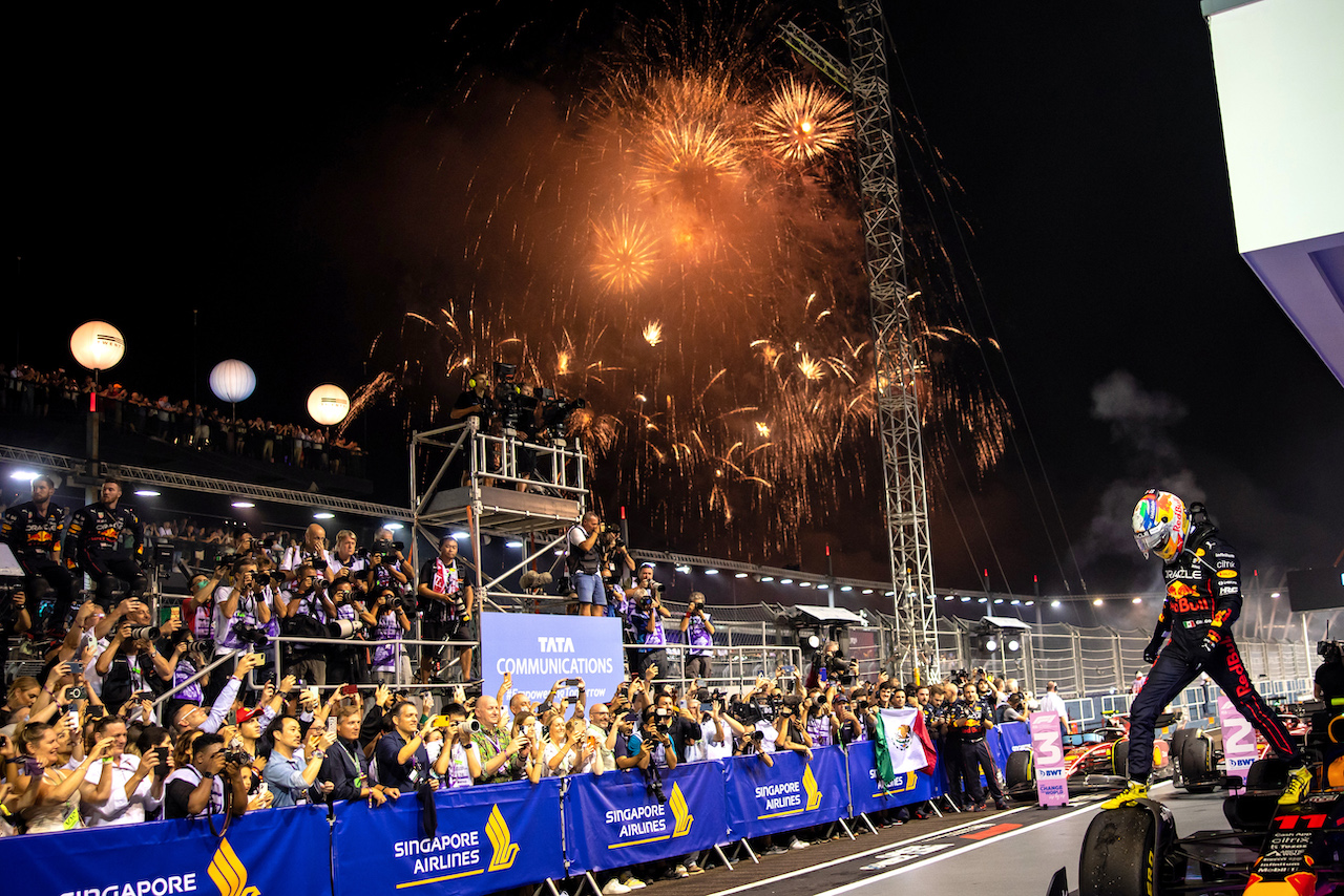 GP SINGAPORE, Gara winner Sergio Perez (MEX) Red Bull Racing RB18 celebrates in parc ferme.
02.10.2022. Formula 1 World Championship, Rd 17, Singapore Grand Prix, Marina Bay Street Circuit, Singapore, Gara Day.
- www.xpbimages.com, EMail: requests@xpbimages.com © Copyright: Bearne / XPB Images