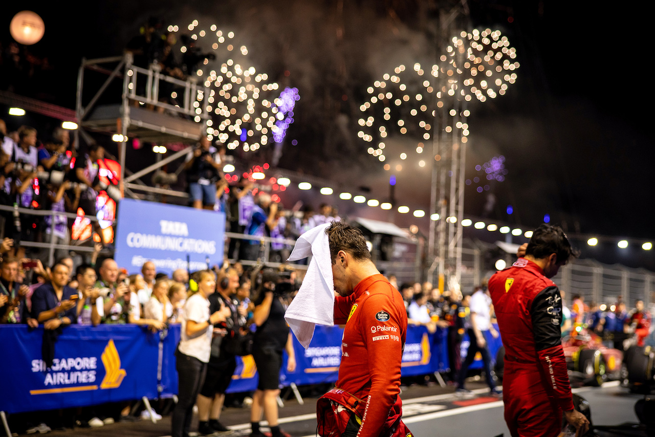 GP SINGAPORE, Charles Leclerc (MON) Ferrari e Carlos Sainz Jr (ESP) Ferrari in parc ferme.
02.10.2022. Formula 1 World Championship, Rd 17, Singapore Grand Prix, Marina Bay Street Circuit, Singapore, Gara Day.
- www.xpbimages.com, EMail: requests@xpbimages.com © Copyright: Bearne / XPB Images