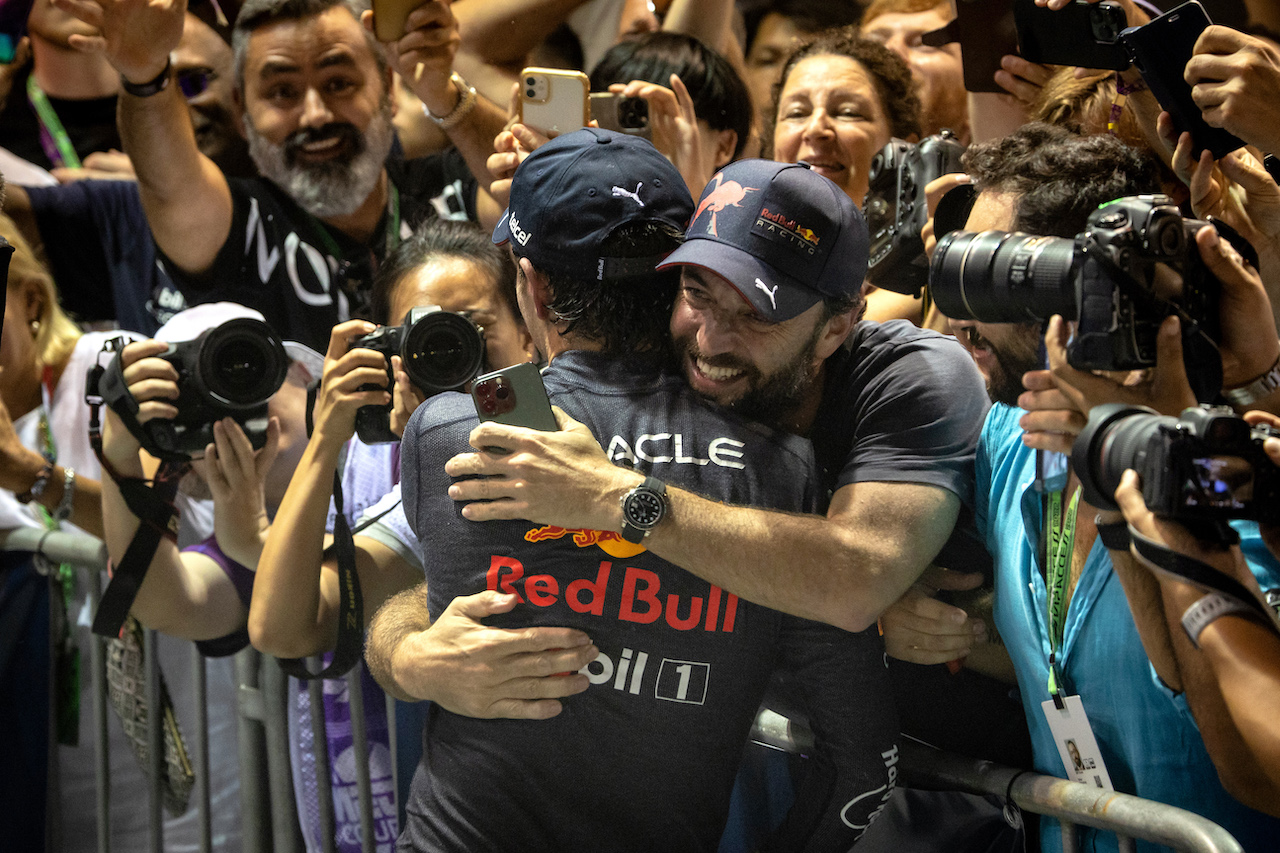 GP SINGAPORE, Gara winner Sergio Perez (MEX) Red Bull Racing celebrates in parc ferme.
02.10.2022. Formula 1 World Championship, Rd 17, Singapore Grand Prix, Marina Bay Street Circuit, Singapore, Gara Day.
- www.xpbimages.com, EMail: requests@xpbimages.com © Copyright: Bearne / XPB Images