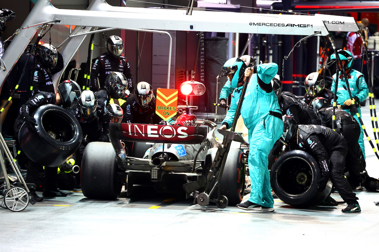 GP SINGAPORE, George Russell (GBR) Mercedes AMG F1 W13 pit stop.
02.10.2022. Formula 1 World Championship, Rd 17, Singapore Grand Prix, Marina Bay Street Circuit, Singapore, Gara Day.
- www.xpbimages.com, EMail: requests@xpbimages.com ¬© Copyright: Batchelor / XPB Images