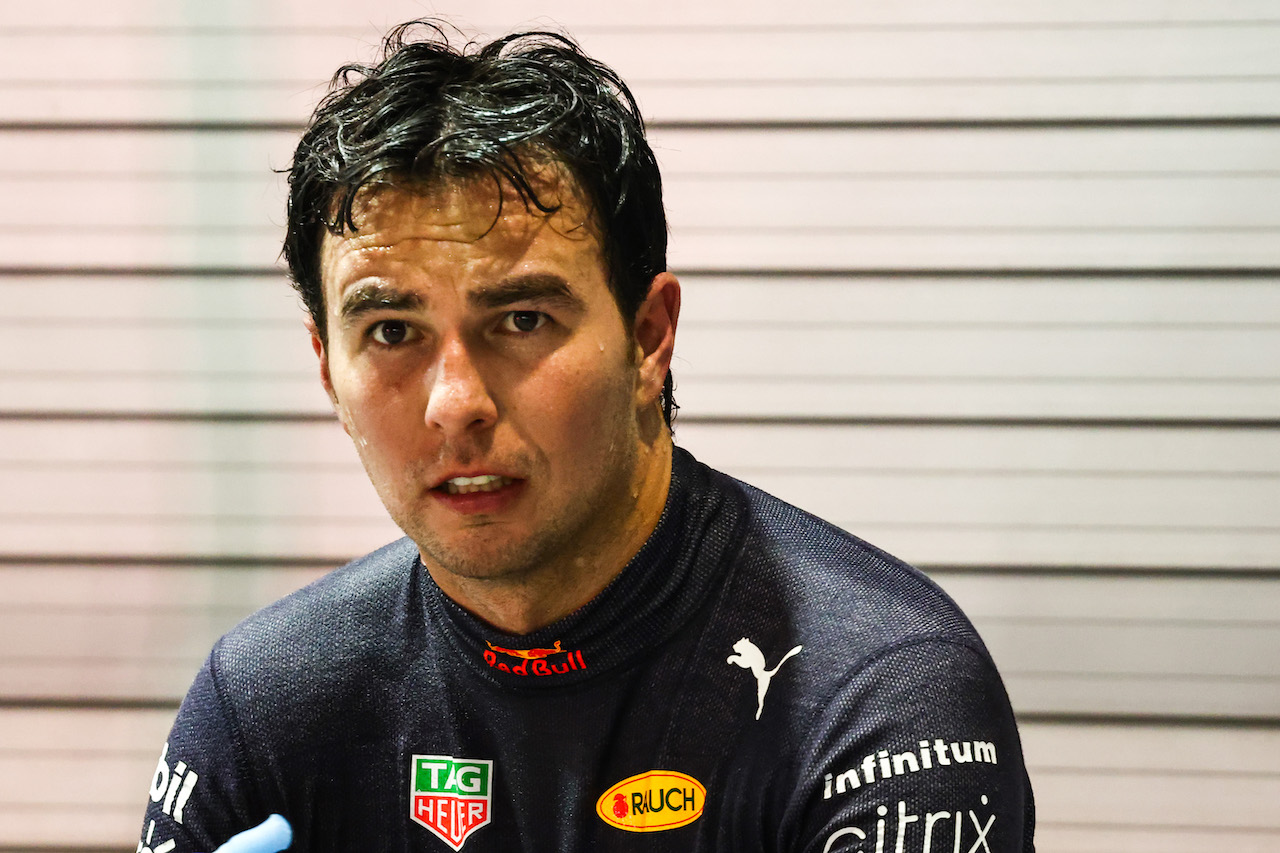 GP SINGAPORE, Sergio Perez (MEX), Red Bull Racing 
02.10.2022. Formula 1 World Championship, Rd 17, Singapore Grand Prix, Marina Bay Street Circuit, Singapore, Gara Day.
- www.xpbimages.com, EMail: requests@xpbimages.com ¬© Copyright: Charniaux / XPB Images