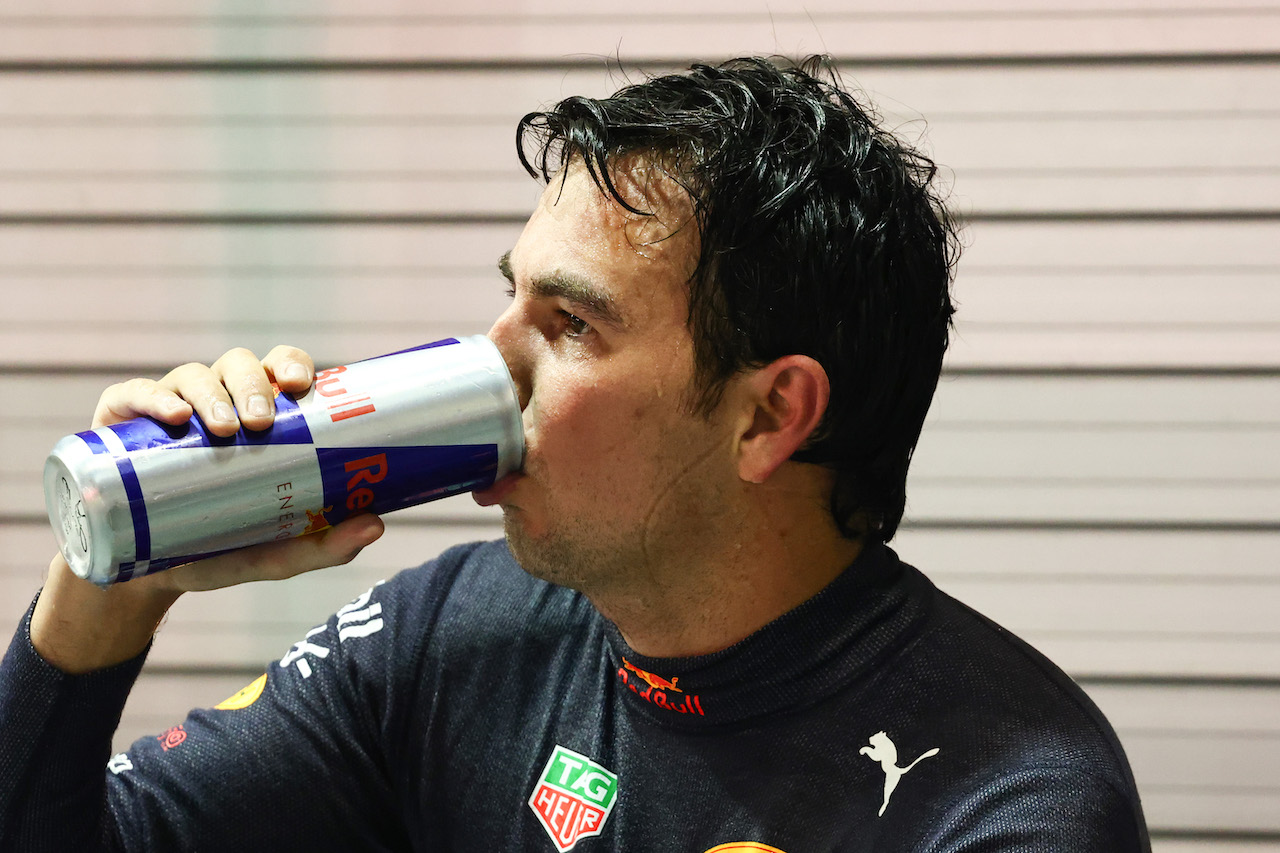 GP SINGAPORE, Sergio Perez (MEX), Red Bull Racing 
02.10.2022. Formula 1 World Championship, Rd 17, Singapore Grand Prix, Marina Bay Street Circuit, Singapore, Gara Day.
- www.xpbimages.com, EMail: requests@xpbimages.com ¬© Copyright: Charniaux / XPB Images