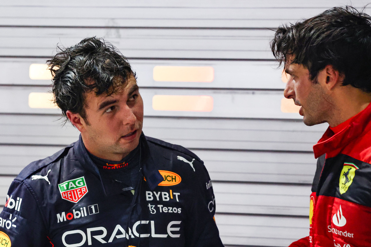GP SINGAPORE, Sergio Perez (MEX), Red Bull Racing e Carlos Sainz Jr (ESP), Ferrari 
02.10.2022. Formula 1 World Championship, Rd 17, Singapore Grand Prix, Marina Bay Street Circuit, Singapore, Gara Day.
- www.xpbimages.com, EMail: requests@xpbimages.com © Copyright: Charniaux / XPB Images