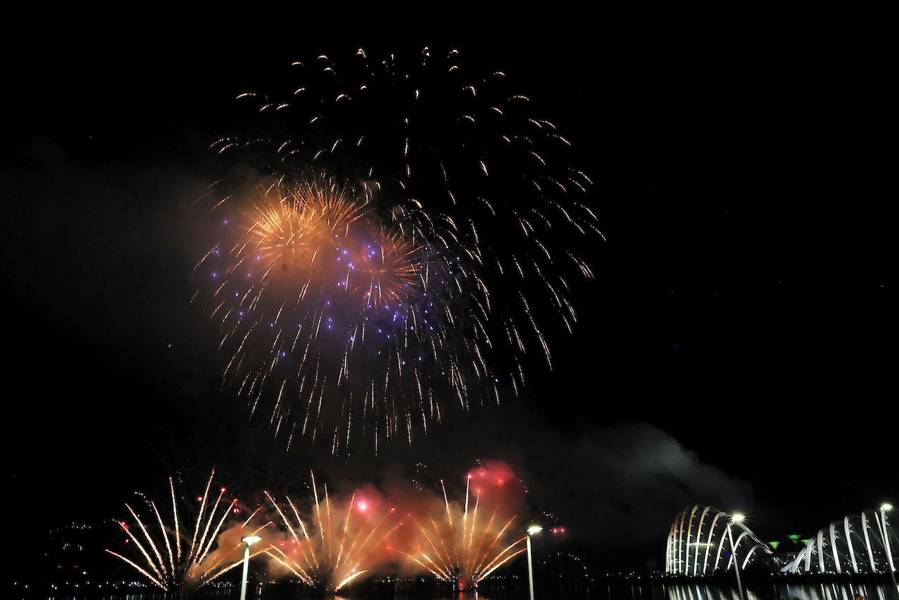 GP SINGAPORE, Podium Atmosfera - fireworks.
02.10.2022. Formula 1 World Championship, Rd 17, Singapore Grand Prix, Marina Bay Street Circuit, Singapore, Gara Day.
- www.xpbimages.com, EMail: requests@xpbimages.com © Copyright: Moy / XPB Images