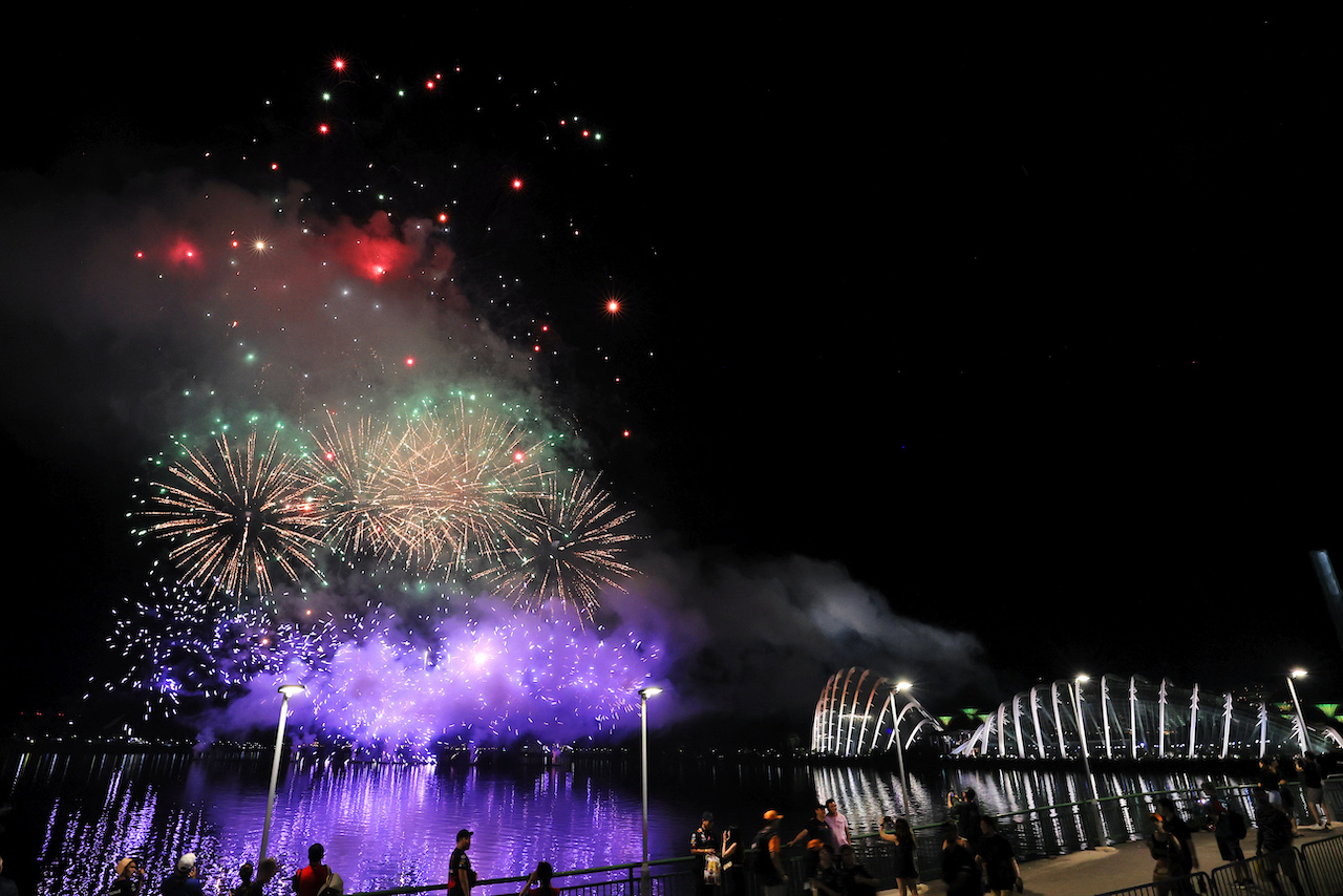 GP SINGAPORE, Podium Atmosfera - fireworks.
02.10.2022. Formula 1 World Championship, Rd 17, Singapore Grand Prix, Marina Bay Street Circuit, Singapore, Gara Day.
- www.xpbimages.com, EMail: requests@xpbimages.com © Copyright: Moy / XPB Images