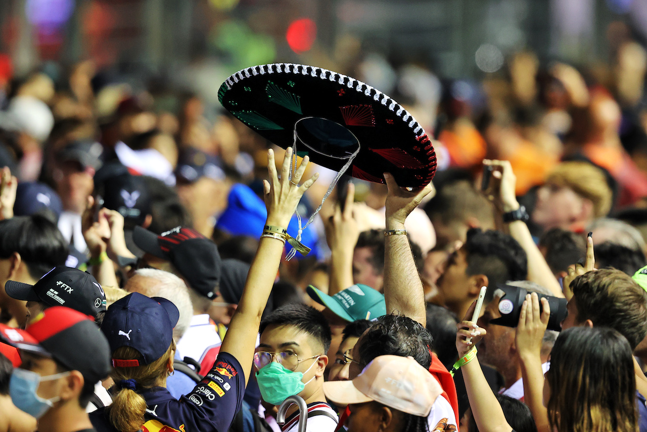 GP SINGAPORE, Circuit Atmosfera - fans at the podium.
02.10.2022. Formula 1 World Championship, Rd 17, Singapore Grand Prix, Marina Bay Street Circuit, Singapore, Gara Day.
- www.xpbimages.com, EMail: requests@xpbimages.com © Copyright: Moy / XPB Images